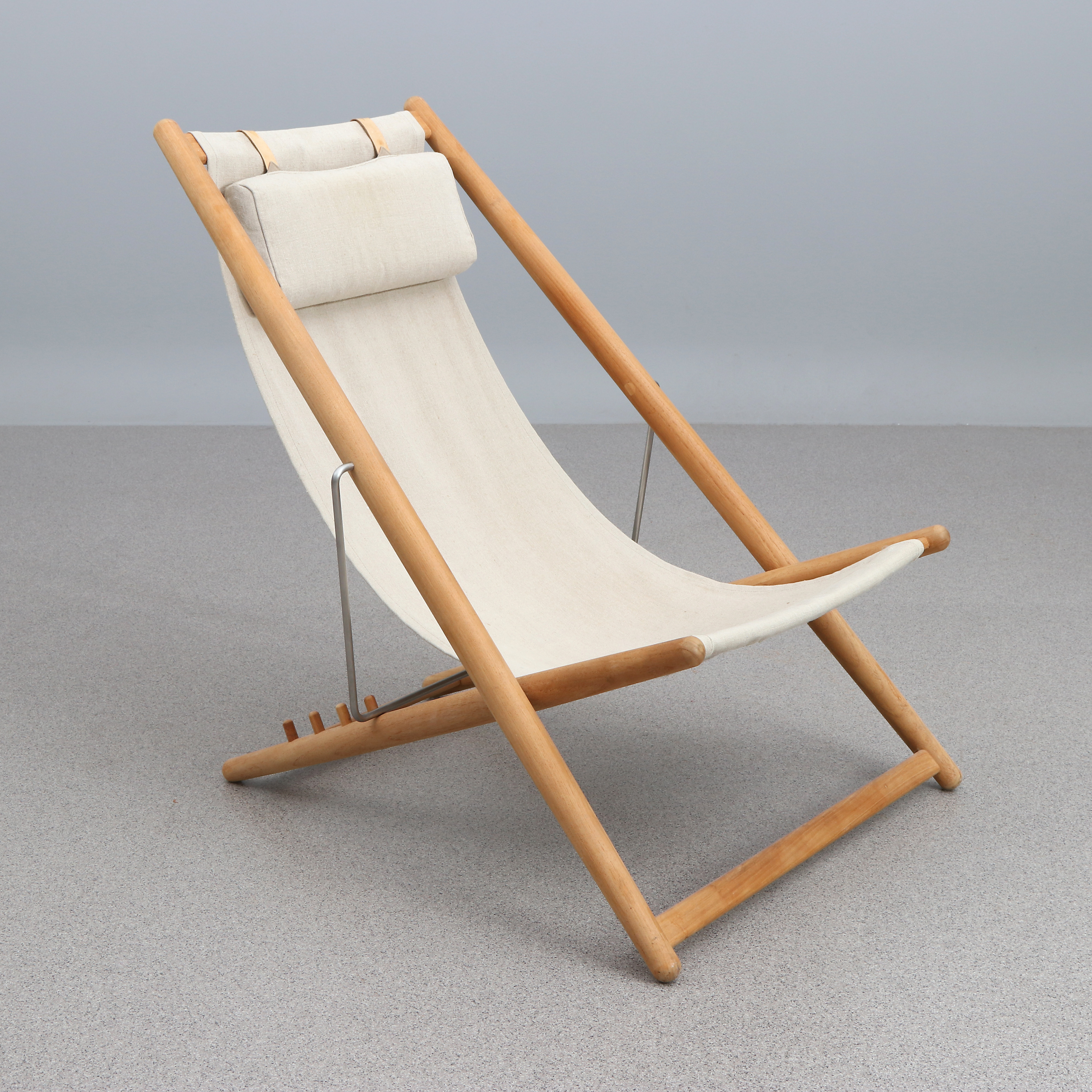 BJÖRN HULTÉN. VILSTOL. Teak med canvasklädsel. "H55", Berga, samtida tillverkning.