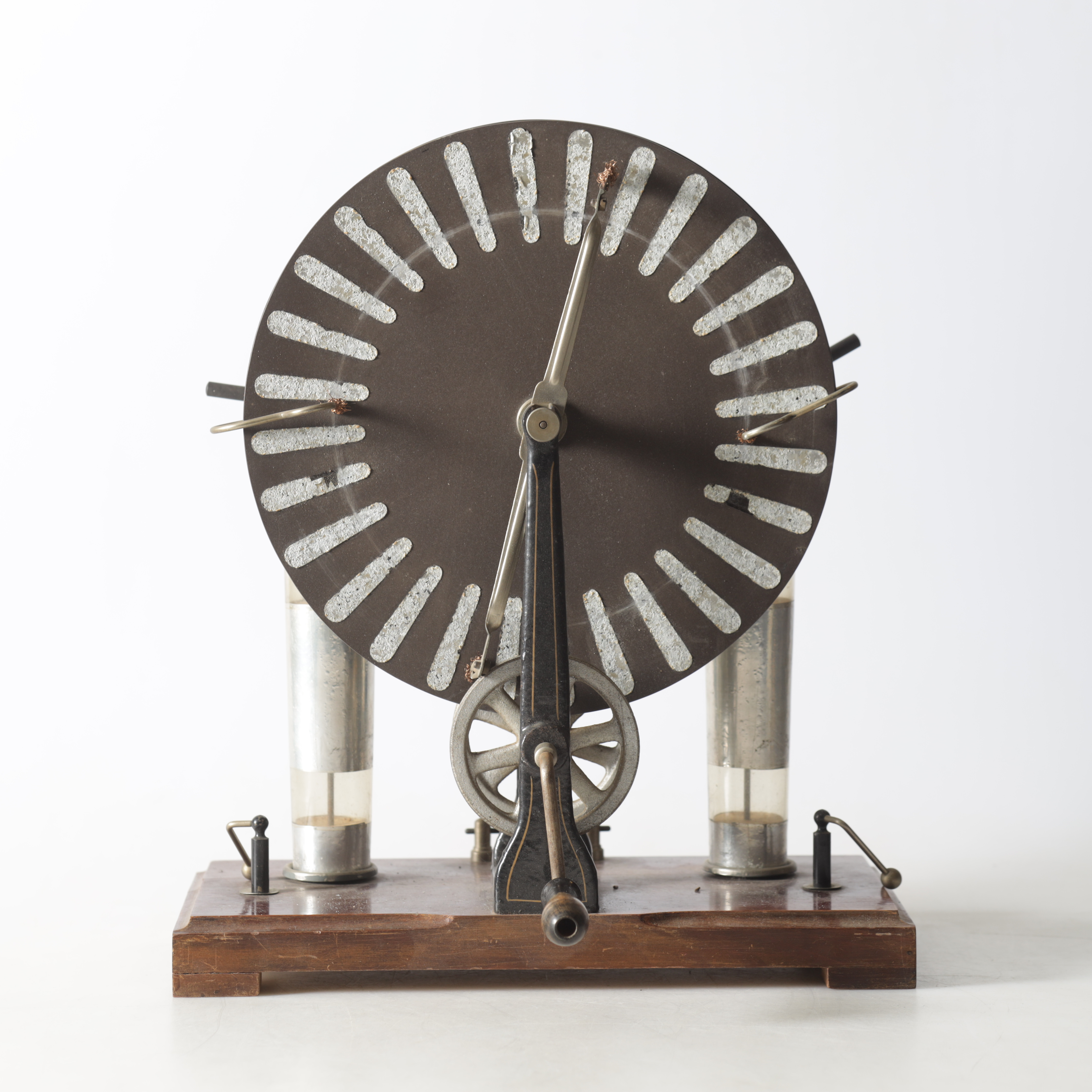 ELEKTROSTATISK MASKIN, wimshurst-typ, Aktiebolaget Edgar Bergvall, Borlänge.