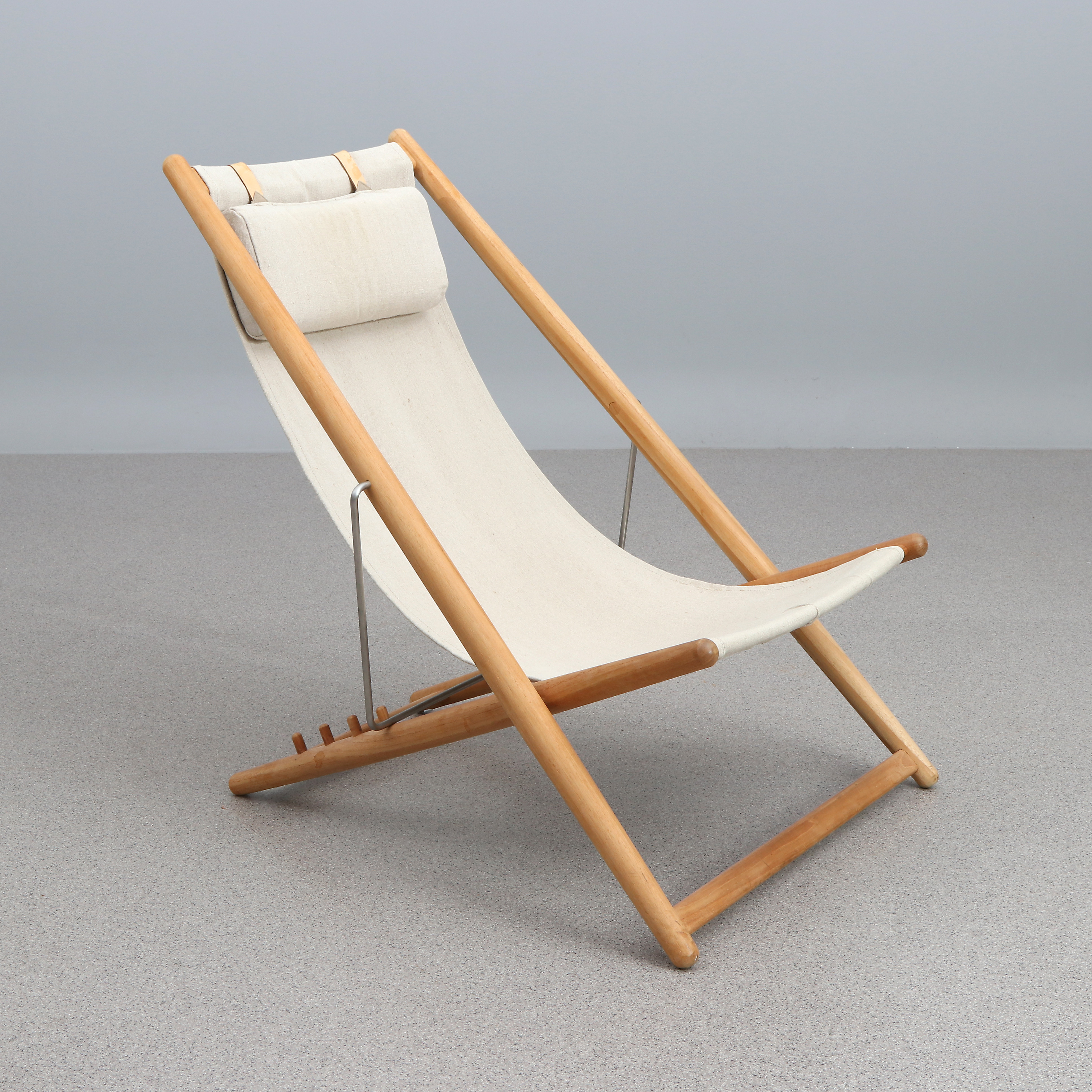 BJÖRN HULTÉN. VILSTOL. Teak med canvasklädsel. "H55", Berga, samtida tillverkning.
