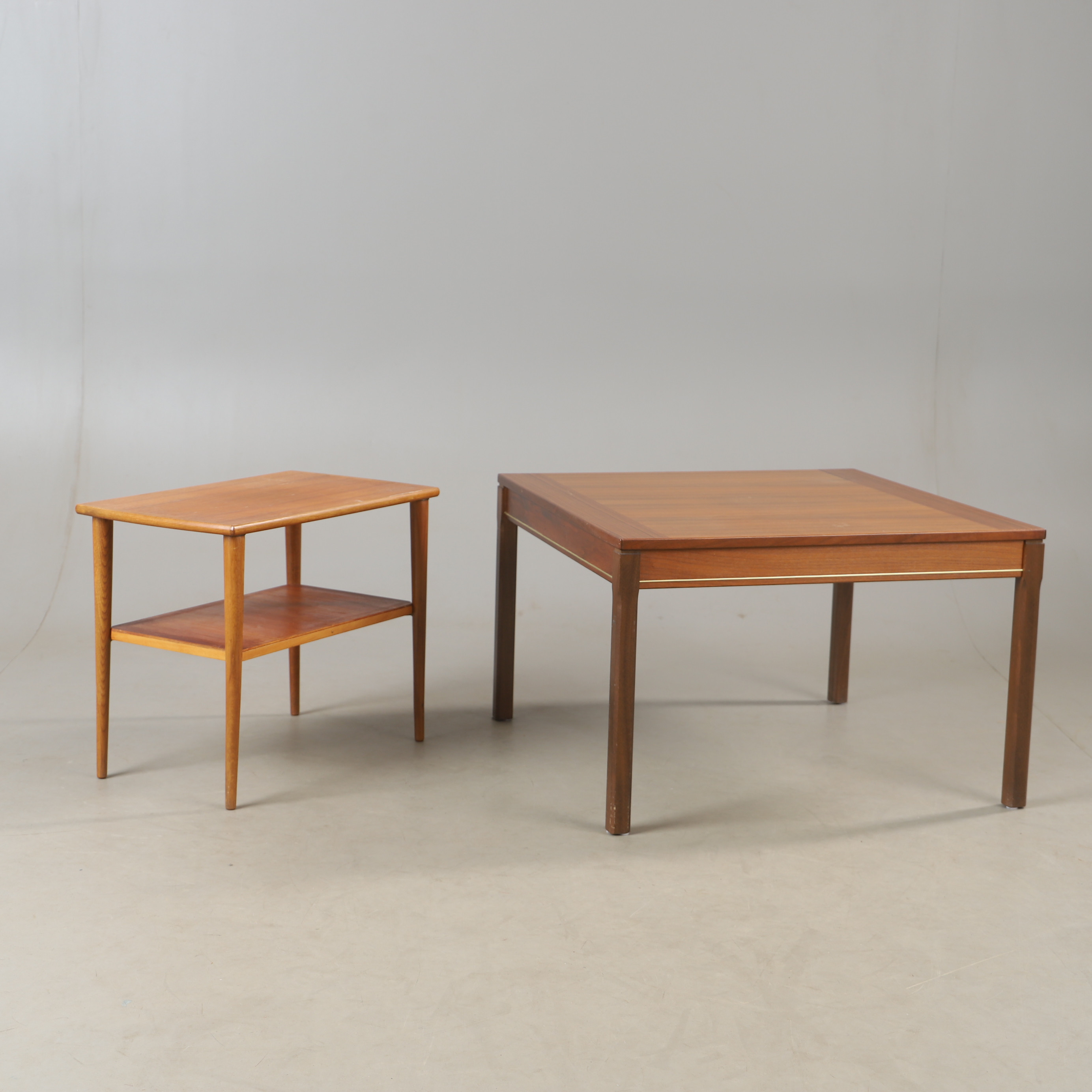 SIDOBORD, 2 stycken, valnöt, teak och ek, 1900-talets mitt samt andra hälft.