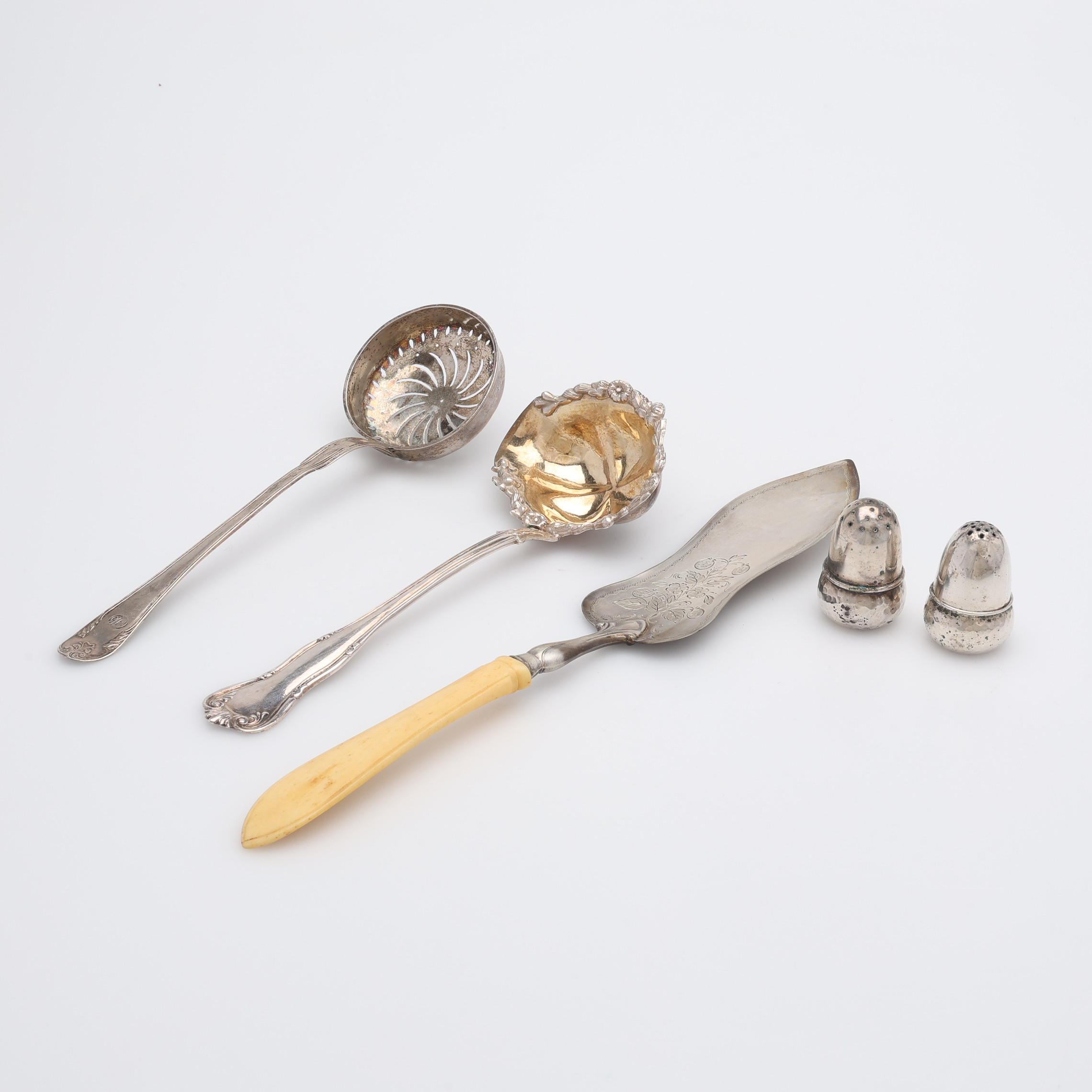 DIVERSE SILVERFÖREMÅL, 5 DELAR, TOTALT CIRKA 171 GRAM INKLUSIVE BENSKAFFT.