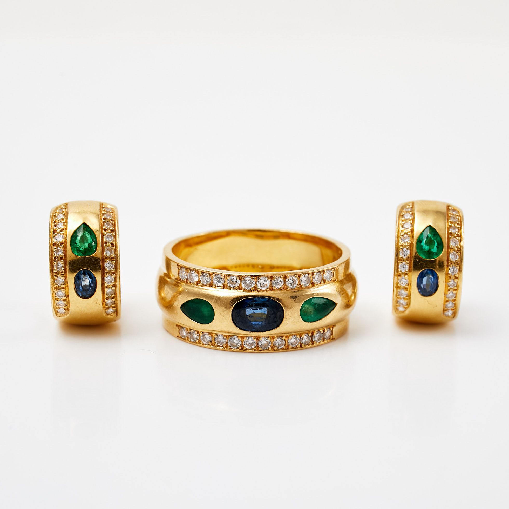 RING samt ÖRHÄNGEN, 1 par, 18 k guld, s.k. creoler, dekor av ovalslipade safirer, pendeloquesslipade smaragder samt briljantslipade diamanter, totalt ca 0,36 ct, utländska stämplar.