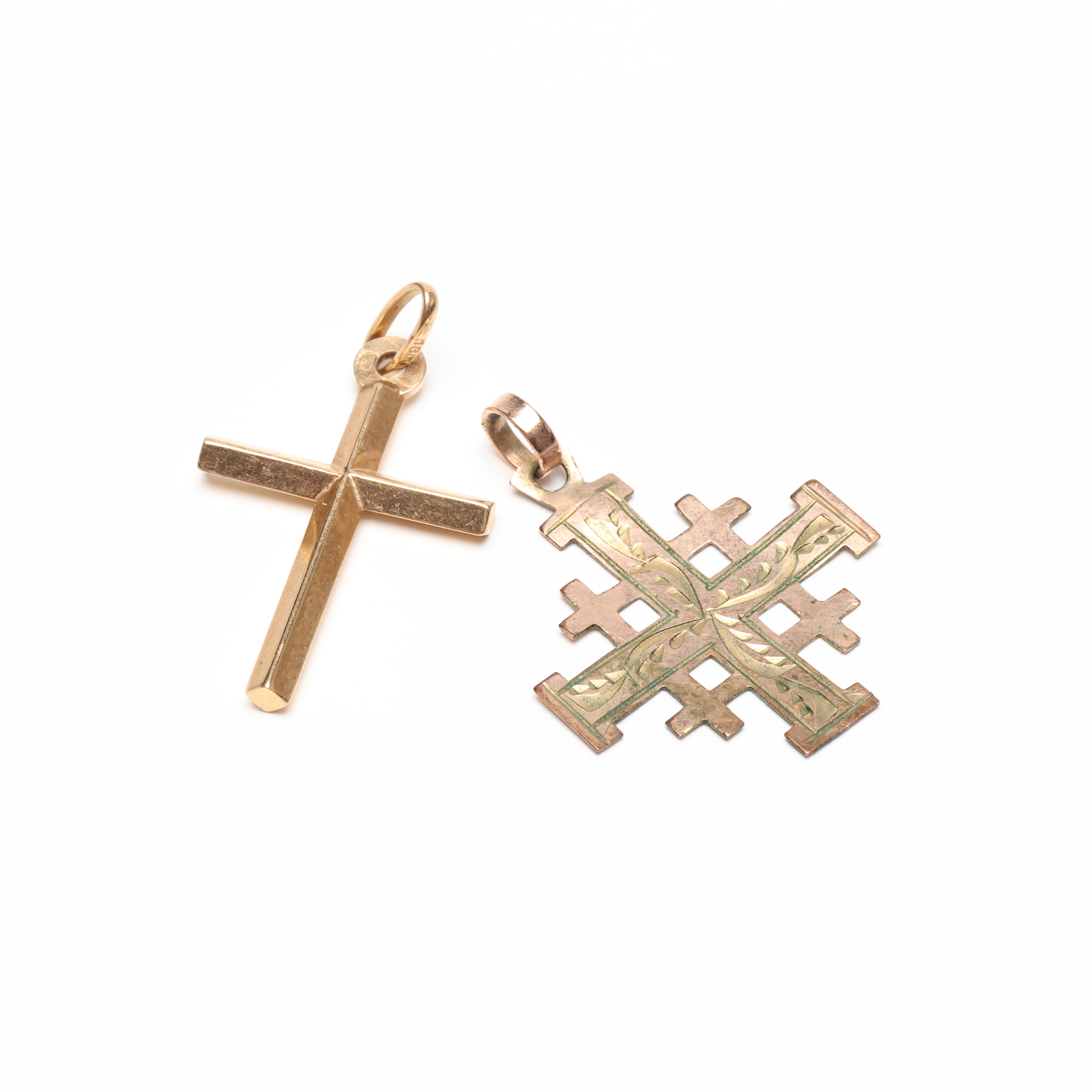 HÄNGEN, 2st, kors, 14 respektive 18K guld. Vikt ca 2 gram.