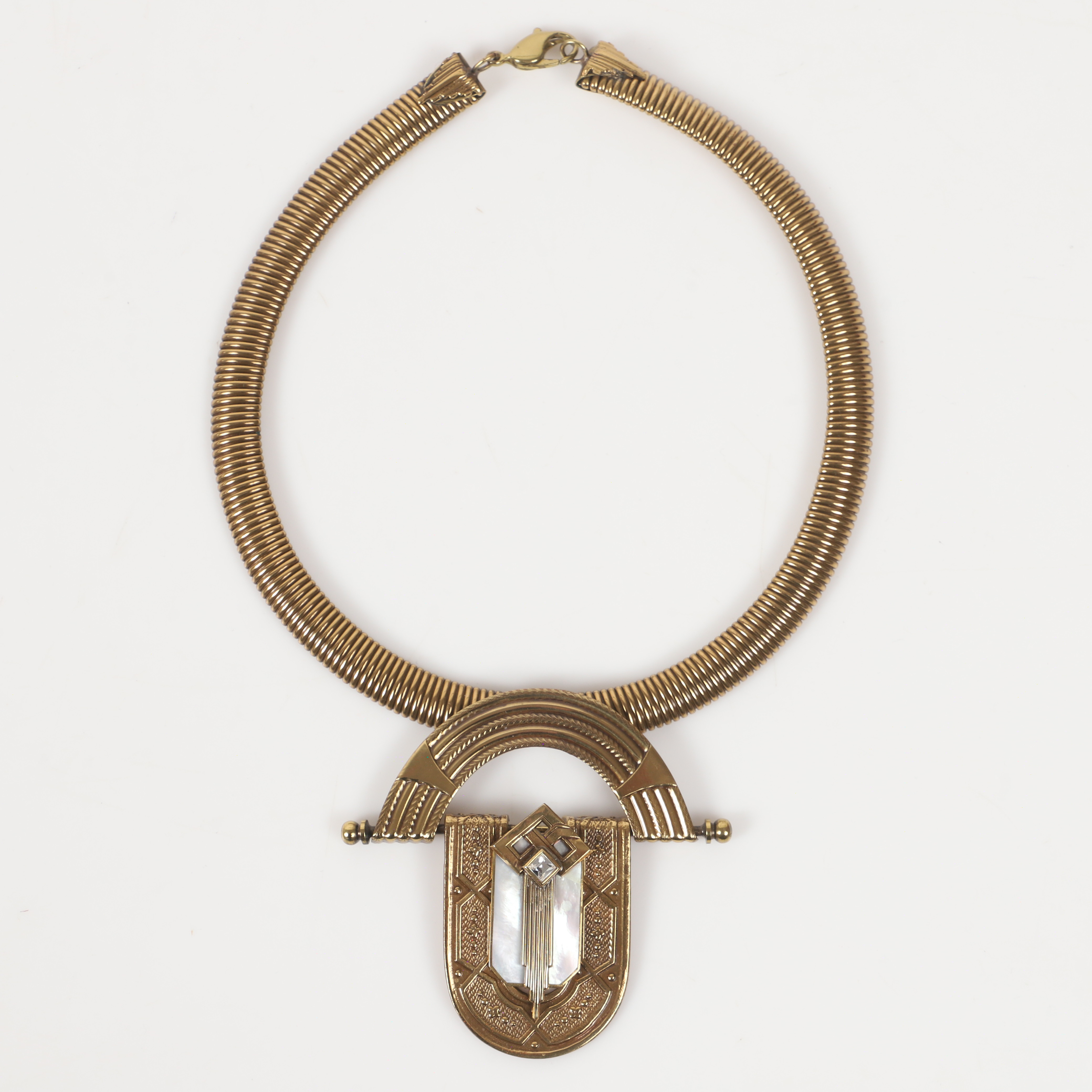 ERMANI BULATTI. Collier, gulmetall med fasettslipad sten och pärlemodekor, Art Deco-stil.