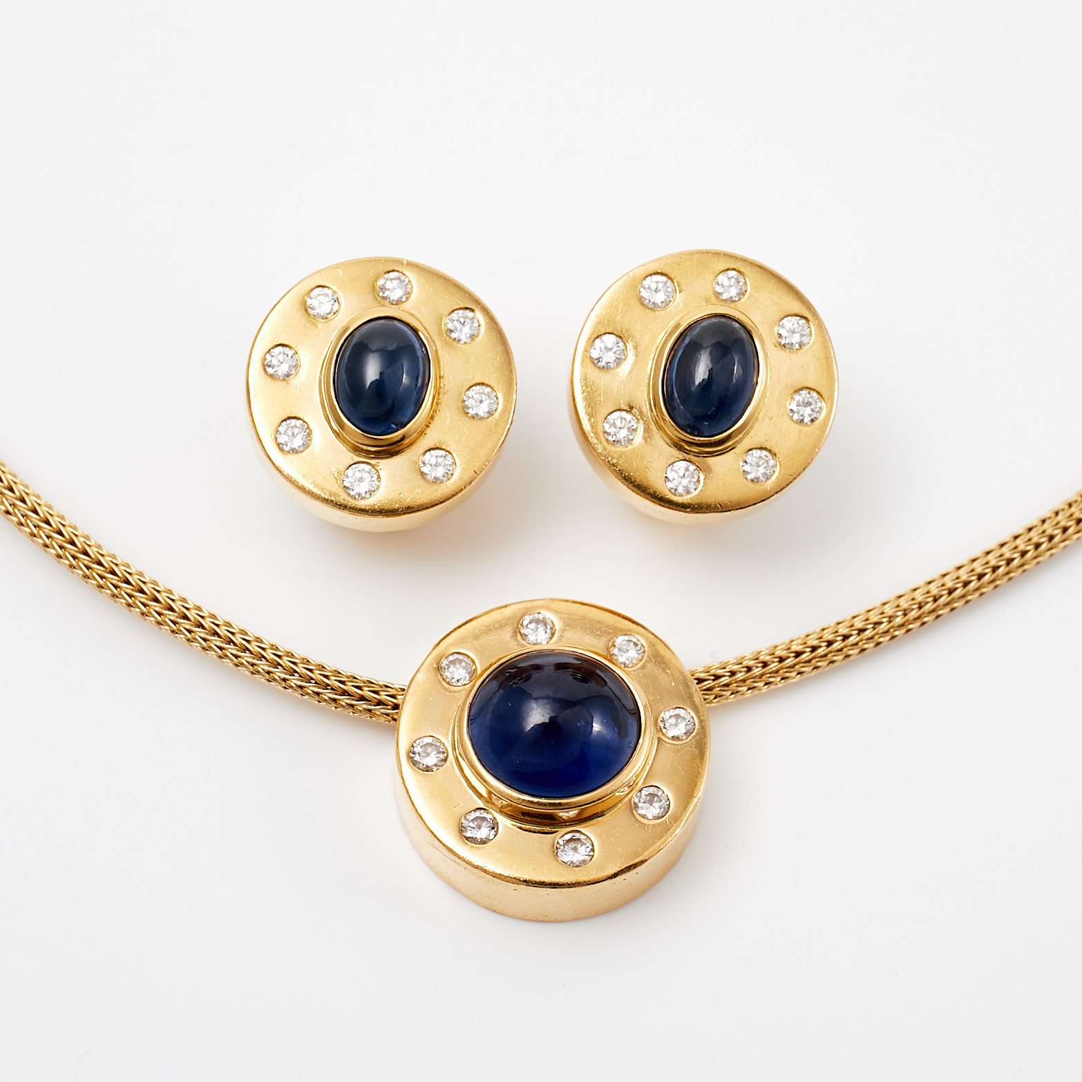 COLLIER samt ÖRHÄNGEN , 1 par, dekor av cabuchonslipade safirer samt briljantslipade diamanter, totalt ca 1,20 ct, virkad länk, utländska stämplar.