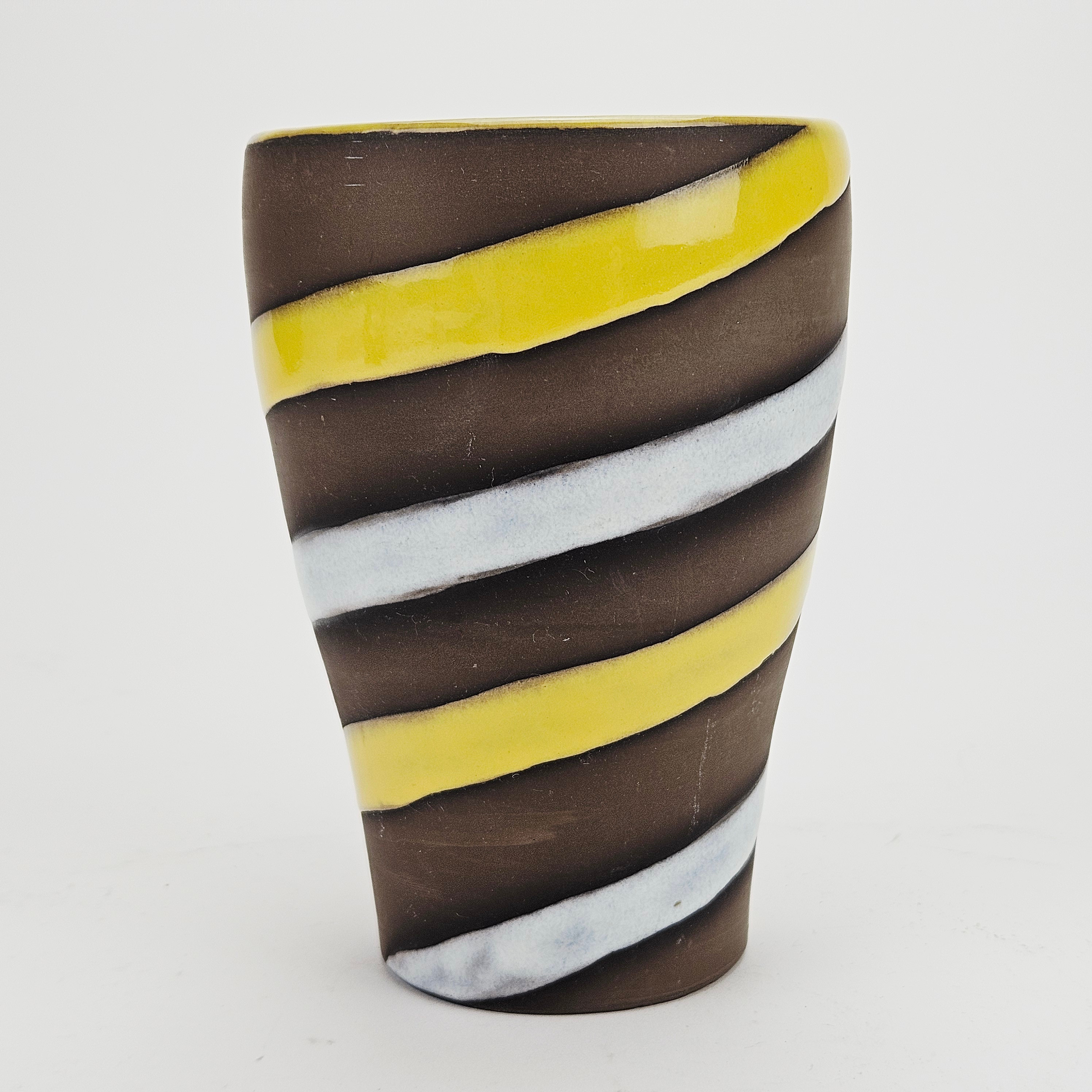 INGRID ATTERBERG. Vas, keramik, "Spiral", Upsala-Ekeby.
