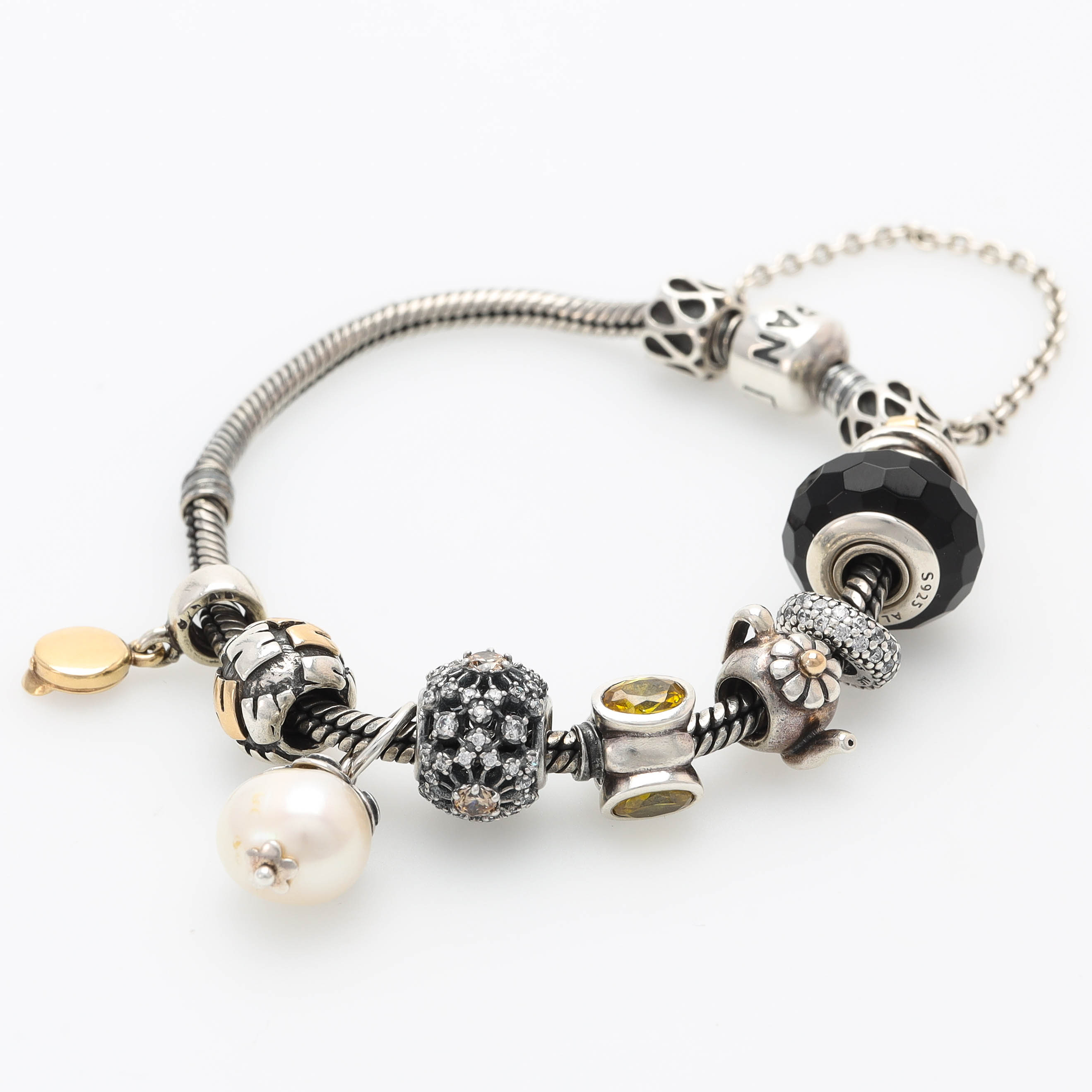 PANDORA, armband, sterlingsilver med detaljer i 14 k guld, 9 berlocker samt säkerhetskedja.