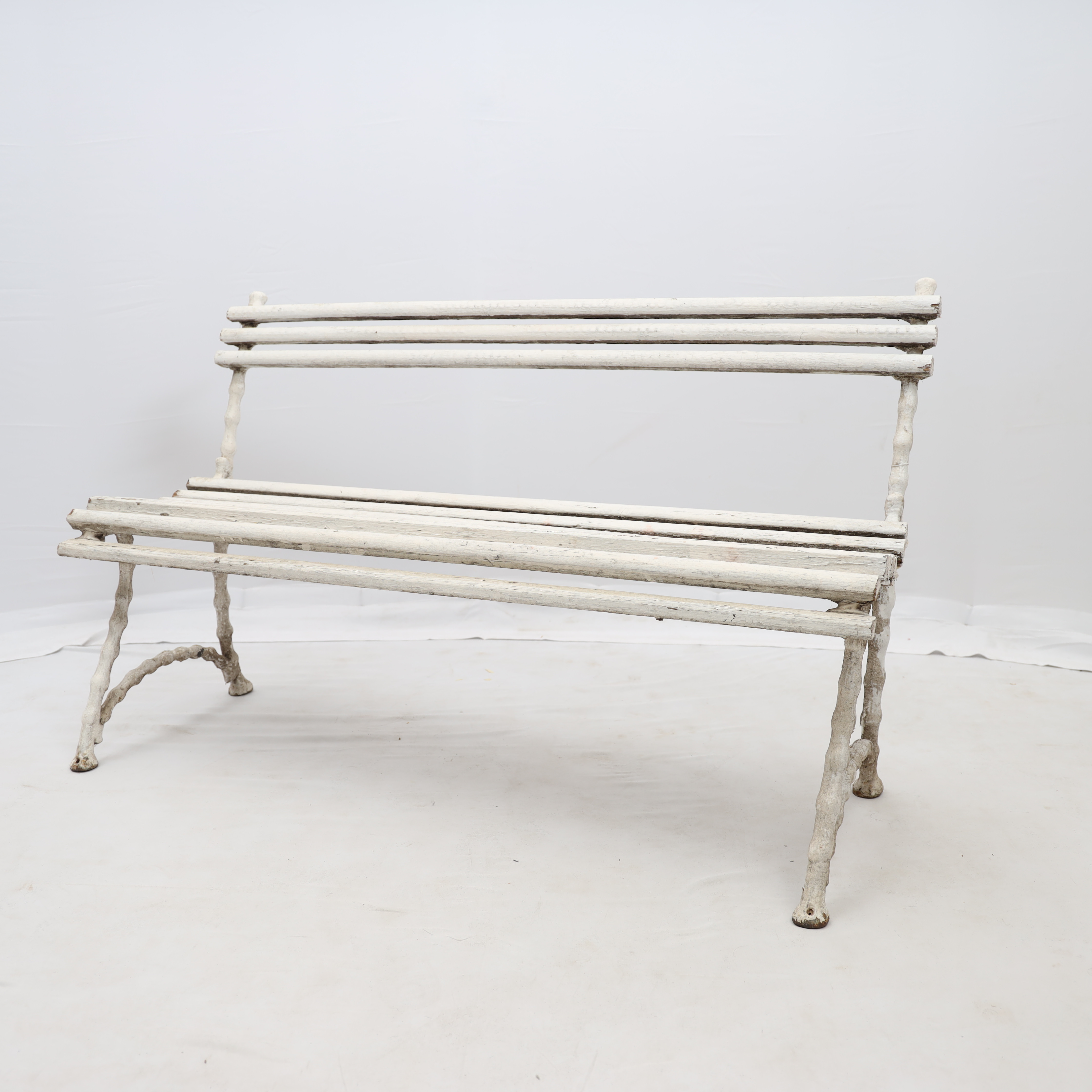 TRÄDGÅRDSBÄNK, 1800-1900-tal, gjutjärn med vitmålade plank.