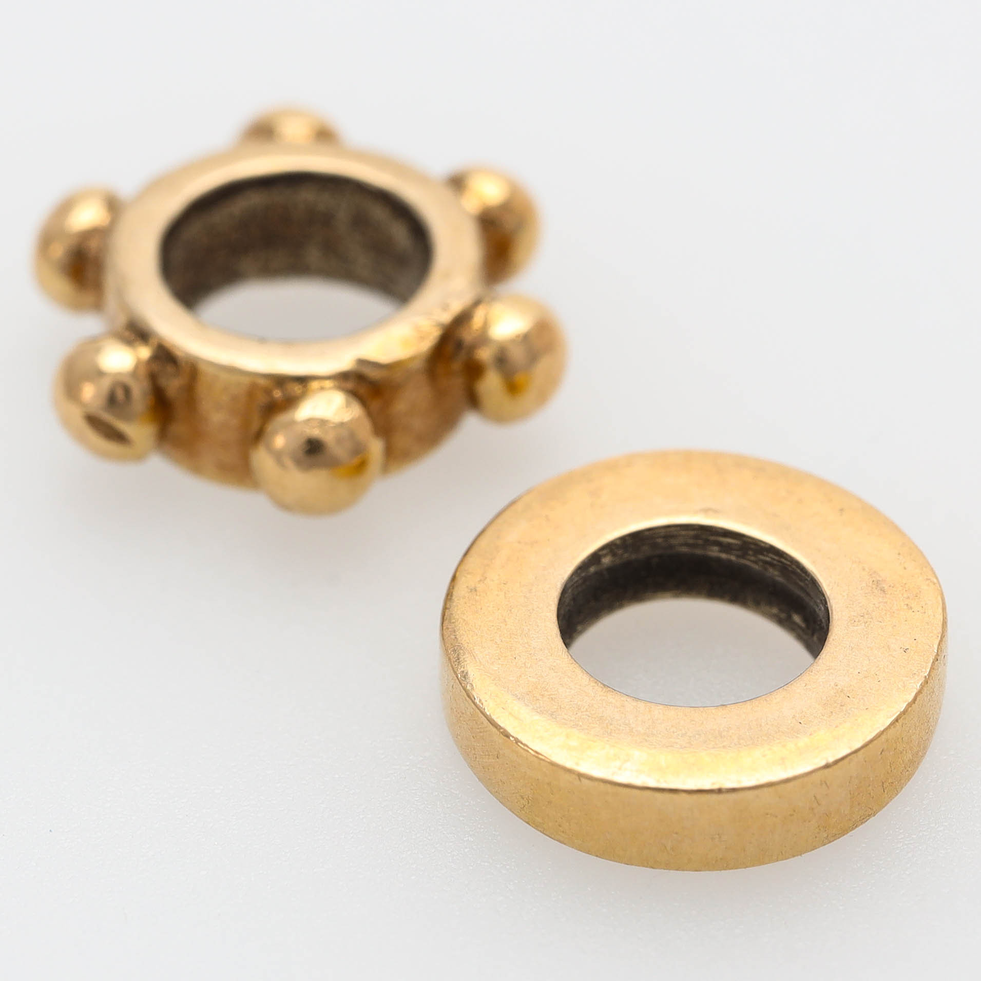 PANDORA, 2 st berlocker, 14 k guld, 2,1 gram.