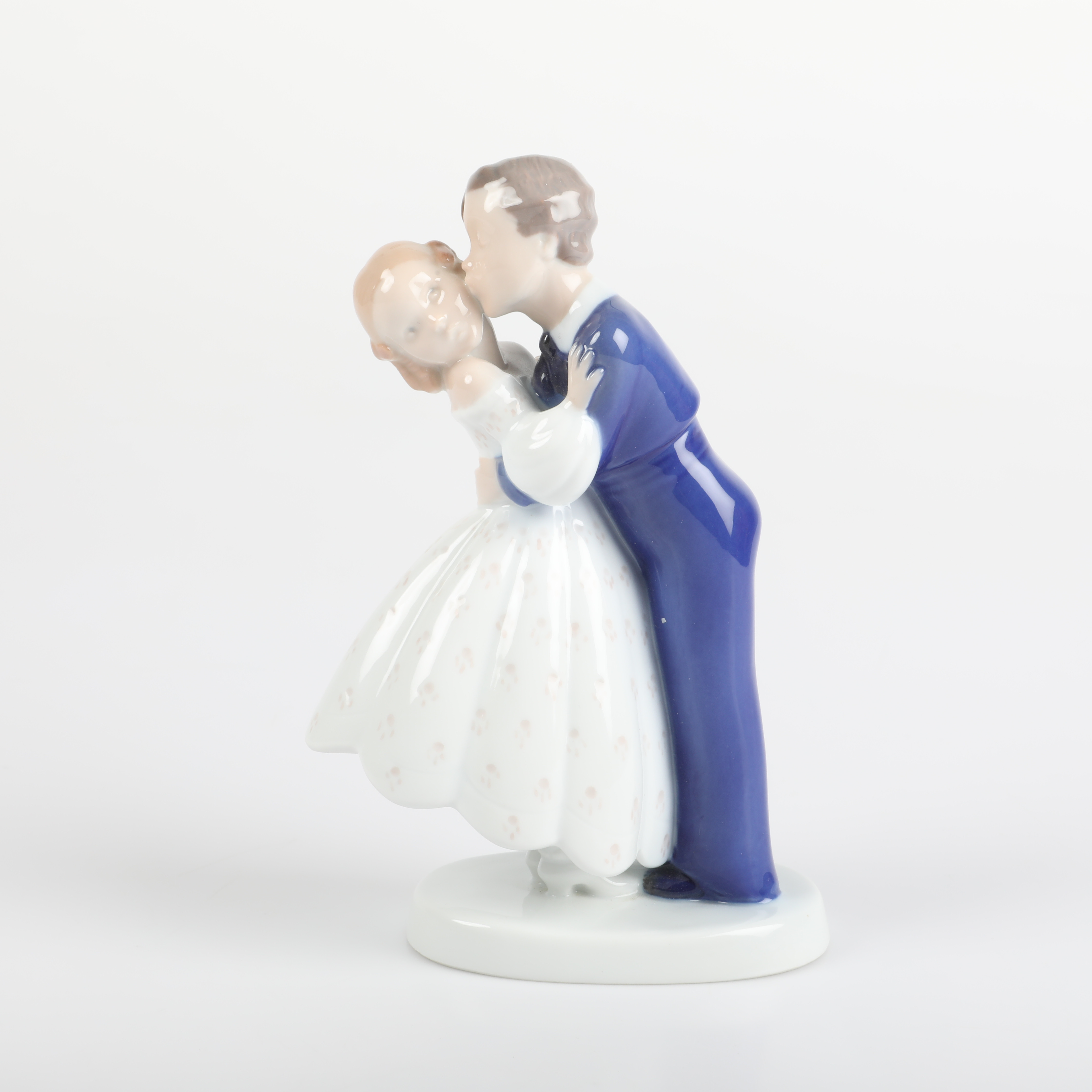 CLAIRE WEISS. Figurin, "Första kyssen", porslin, Bing & Gröndahl, Danmark.