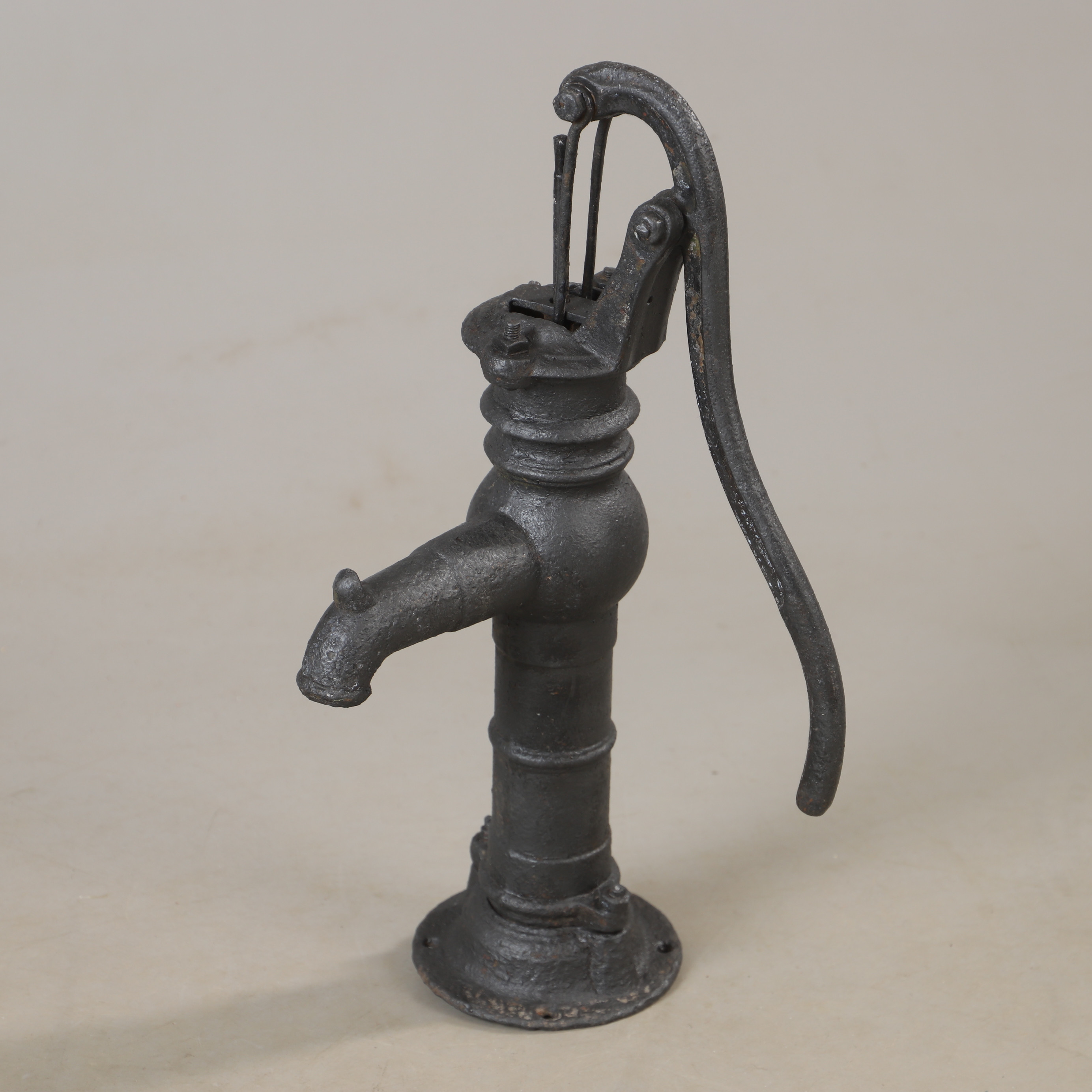 VATTENPUMP/TRÄDGÅRDSDEKORATION, målad gjutjärn, 1800/1900-tal.