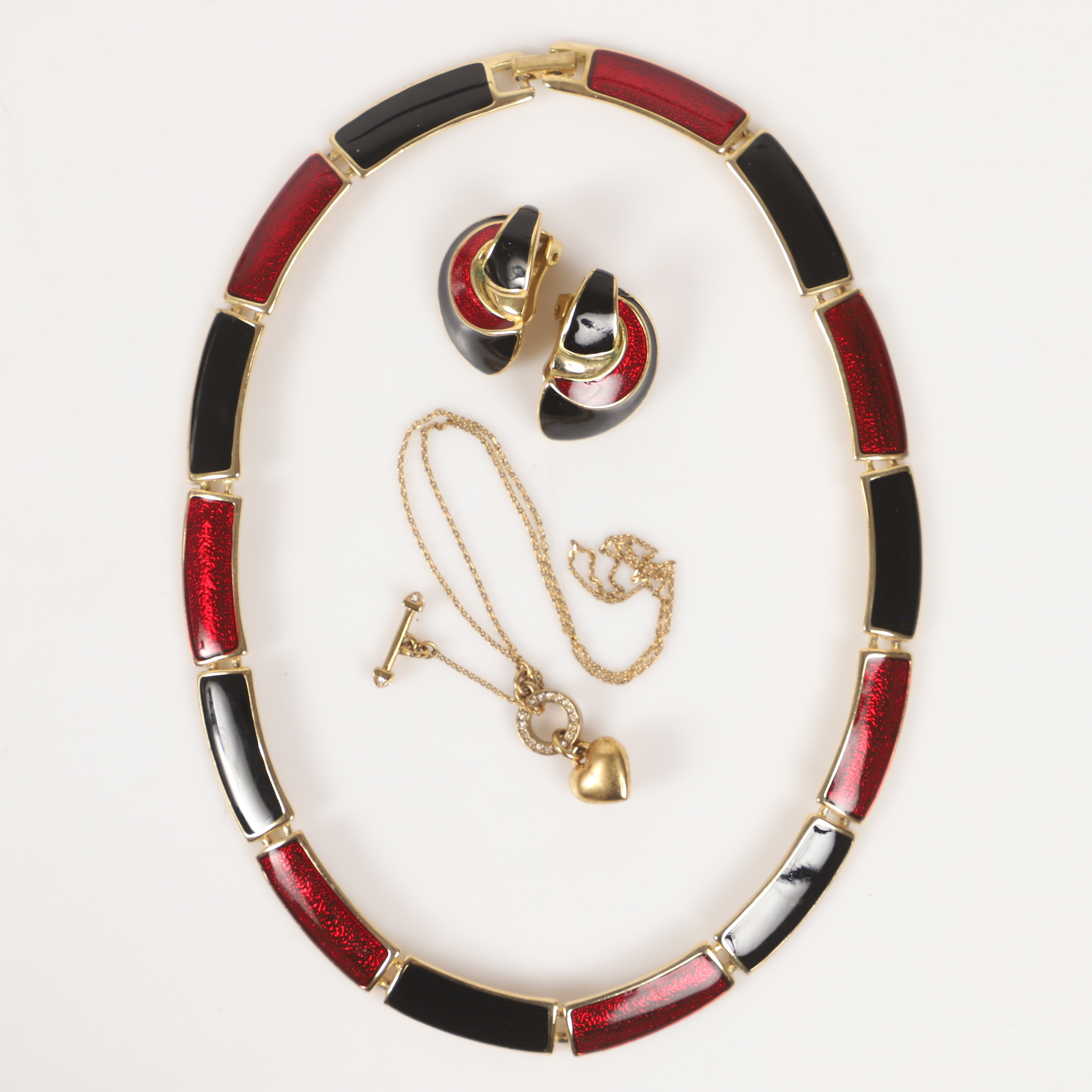 COLLIERER M. M., 3 delar, förgyllda med dekor, Juicy Couture samt Nature Bijoux.