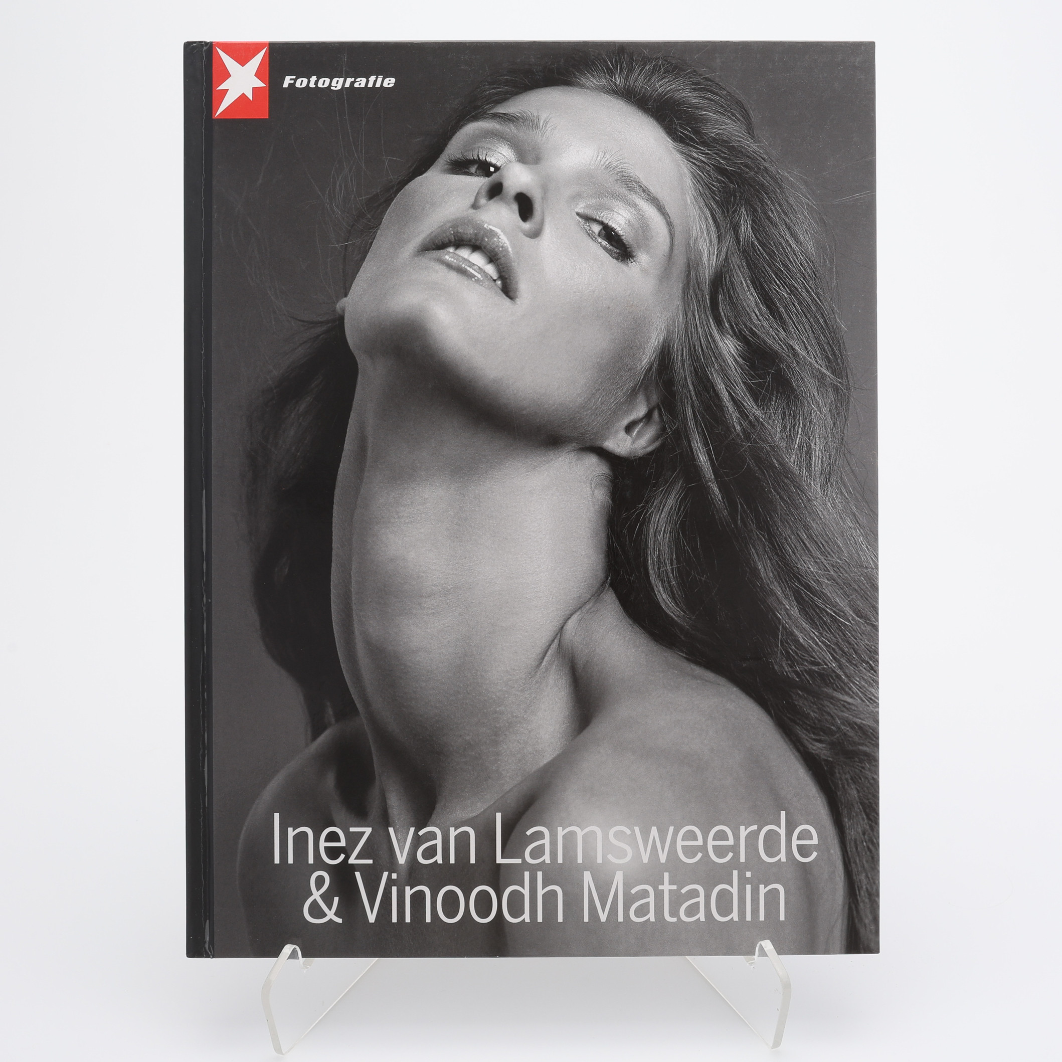 FOTO. DEN NEDERLÄNDSK-AMERIKANSKE FOTOGRAFDUON INEZ VAN LAMSWEERDE OCH VINOODH MATADIN I STERN FOTOGRAFIE NR. 55.