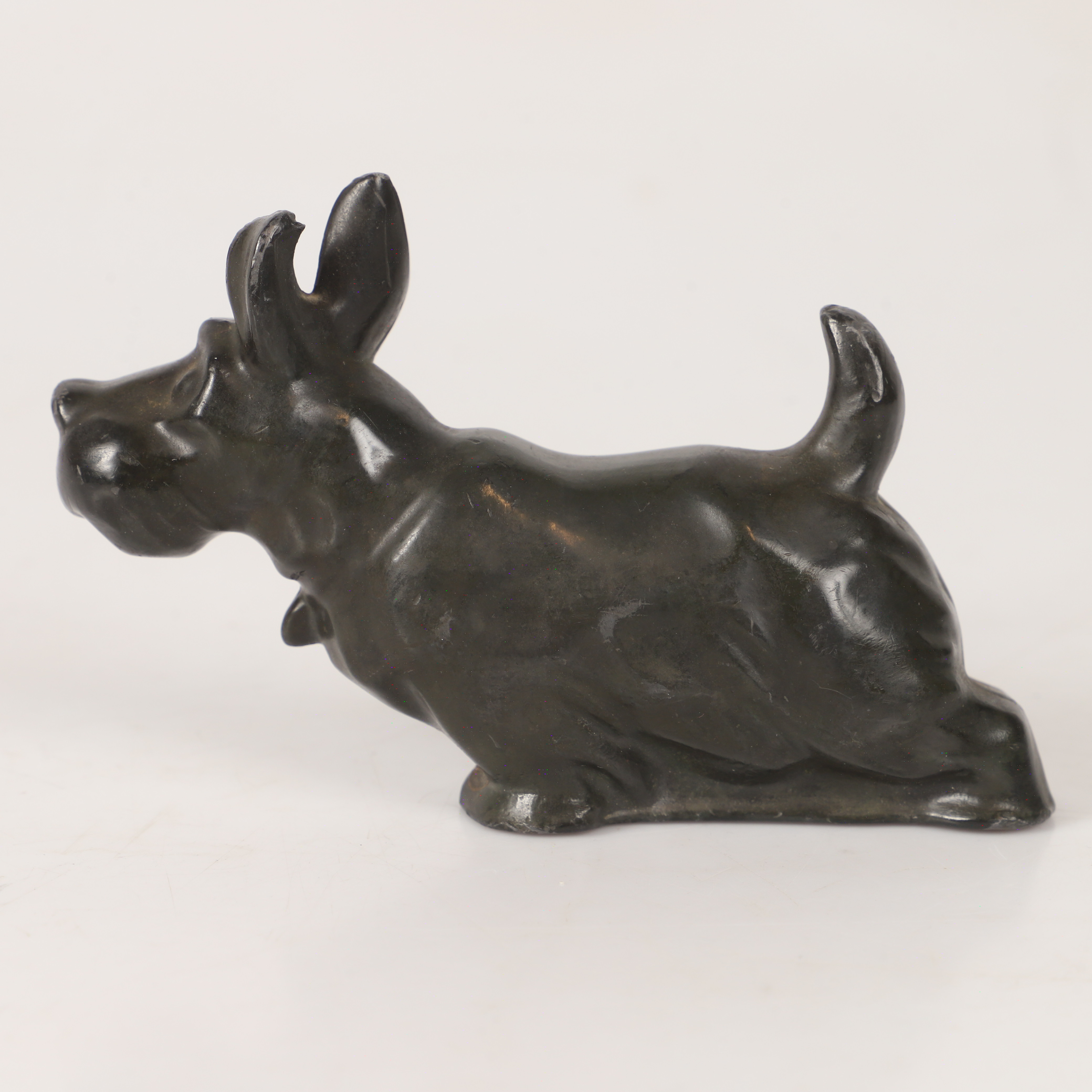 FIGURIN, skotte, grönpatinerad brons, 1900-talets första hälft.