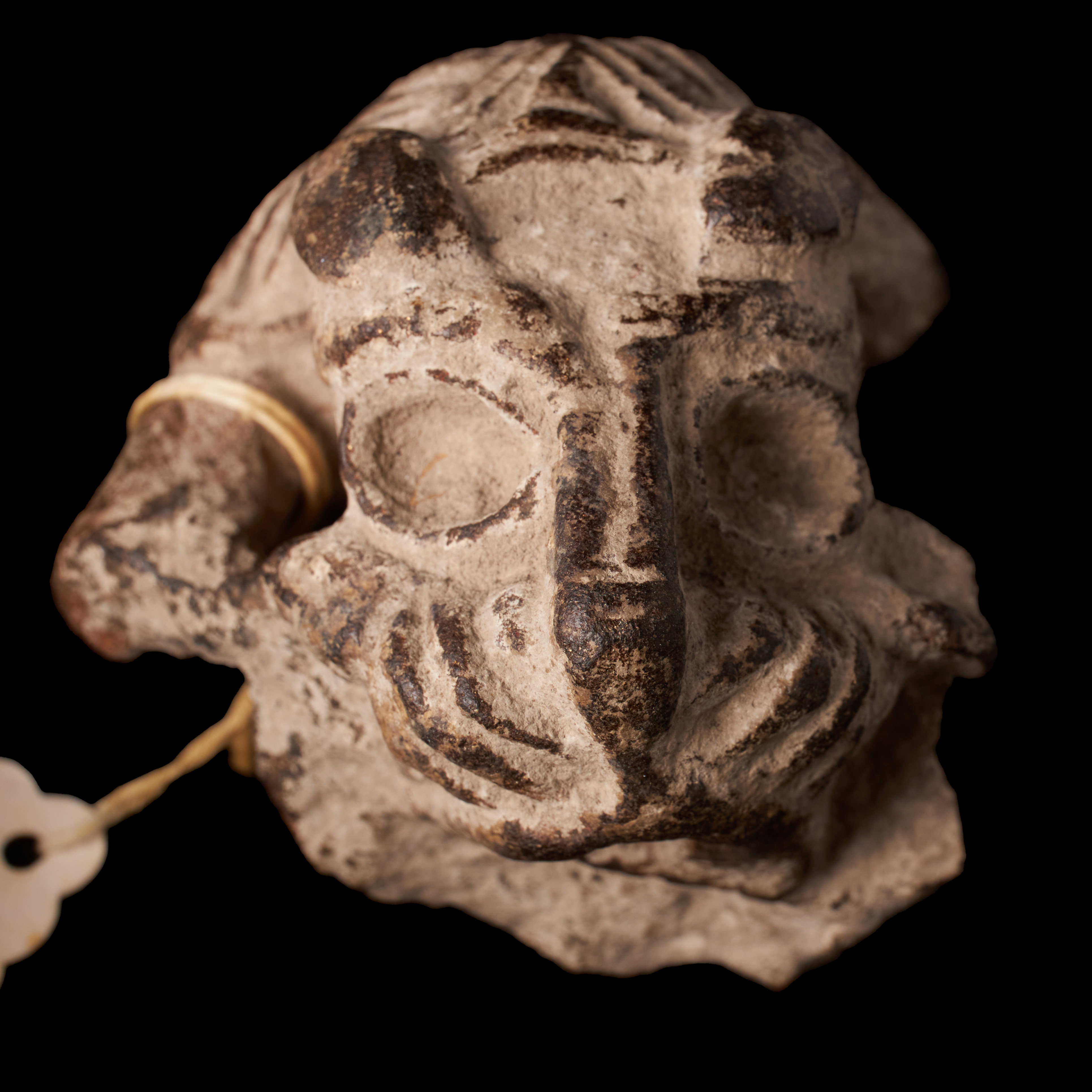 SKULPTURFRAGMENT, huvud, Baktrien, ca 2000-1000 f.kr, klorit, en äldre lapp med auktions- eller inventarienummer.