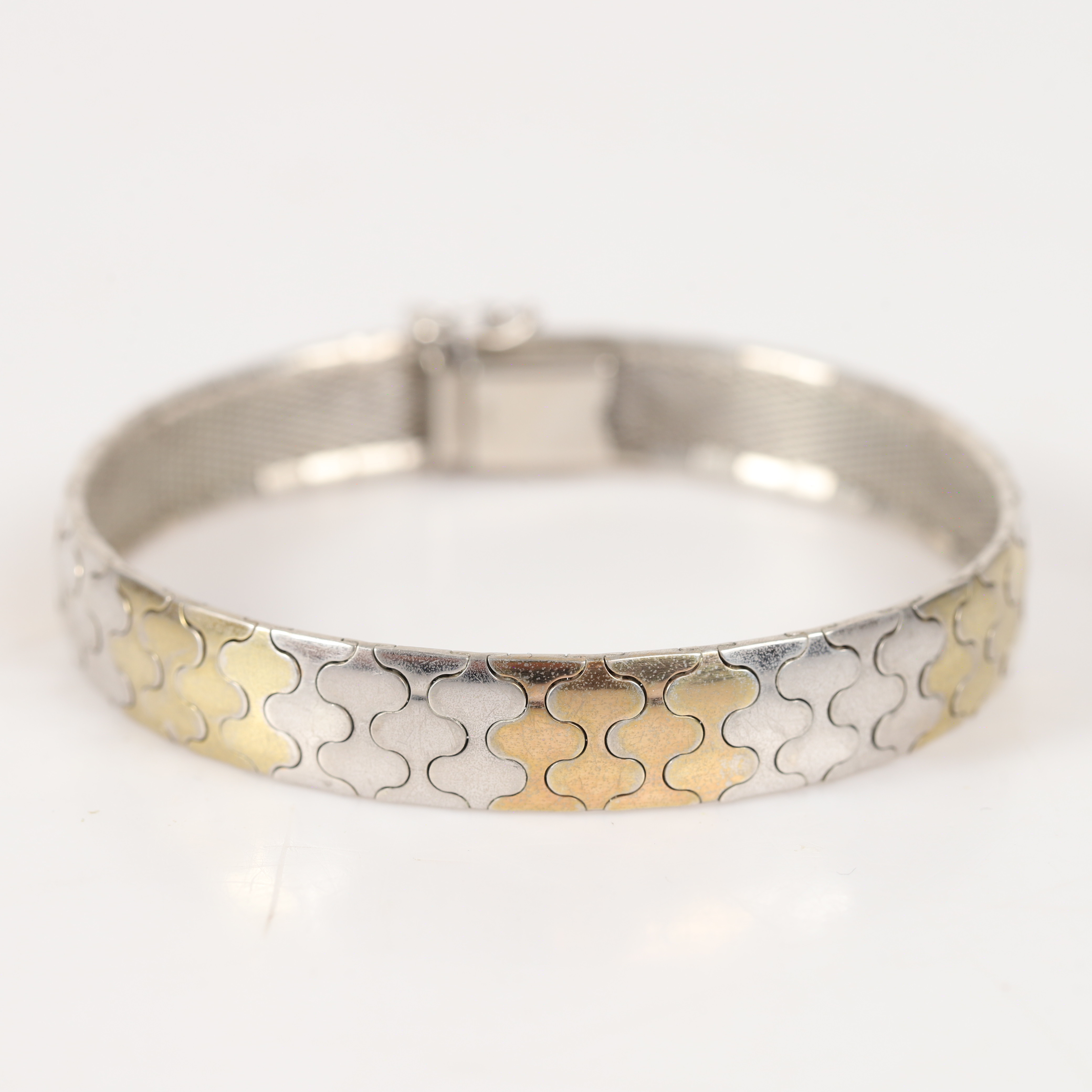 ARMBAND, silver med förgylld dekor.