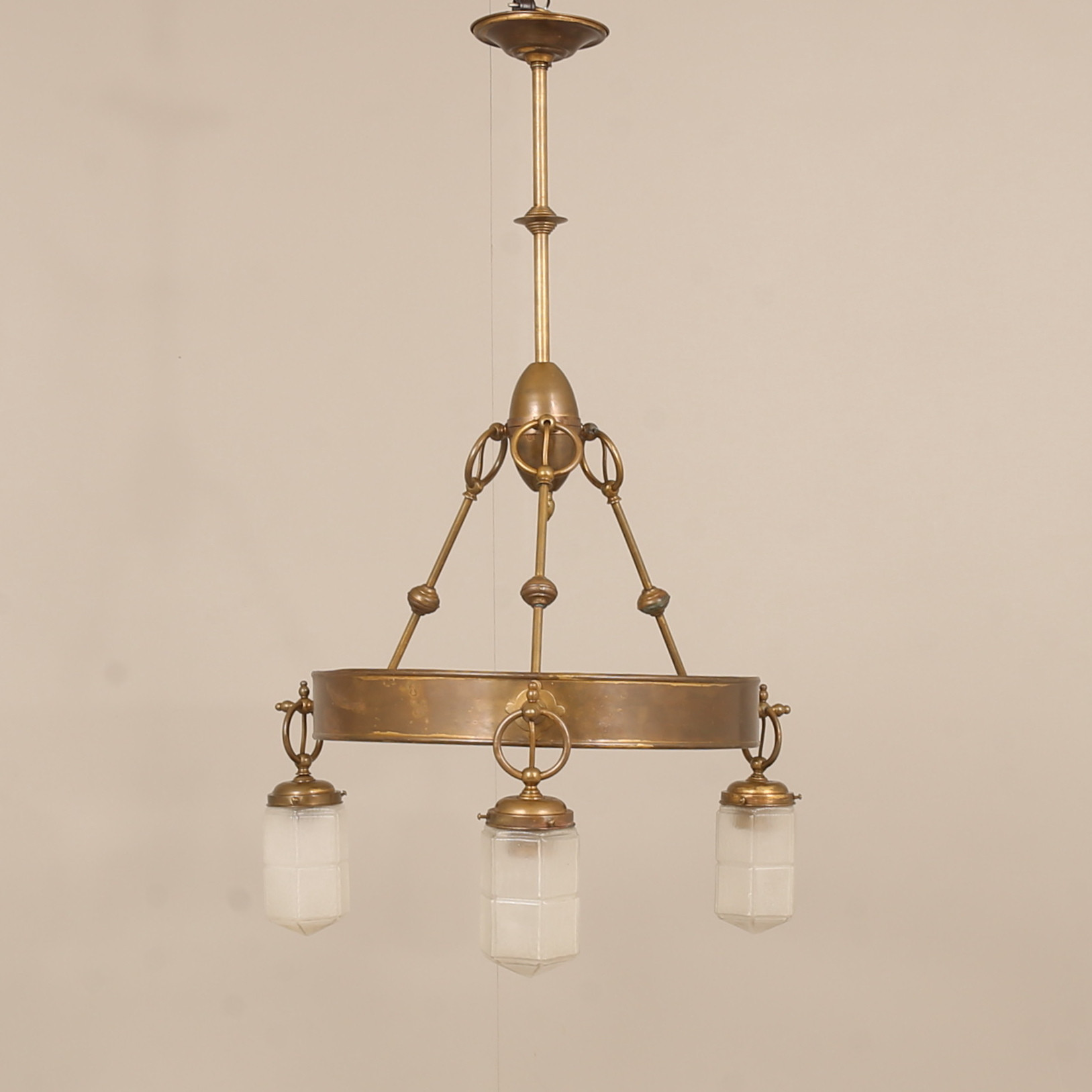 TAKLAMPA, mässing och glas, 1900-talets första del.