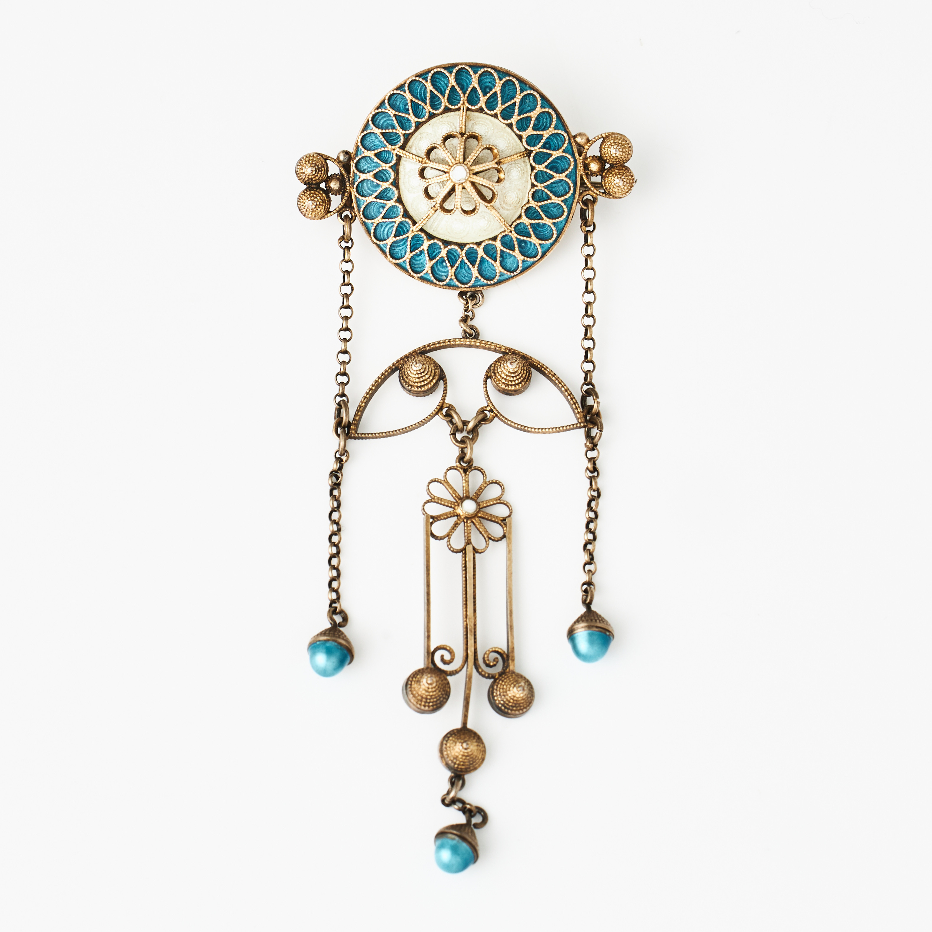 HANS CHRISTIAN ØSTREM A/S, brosch, förgyllt sterlingsilver, turkos och vit emalj, hängande kläppar, dekor av granulater, Drammen/Norge, omkring 1900.