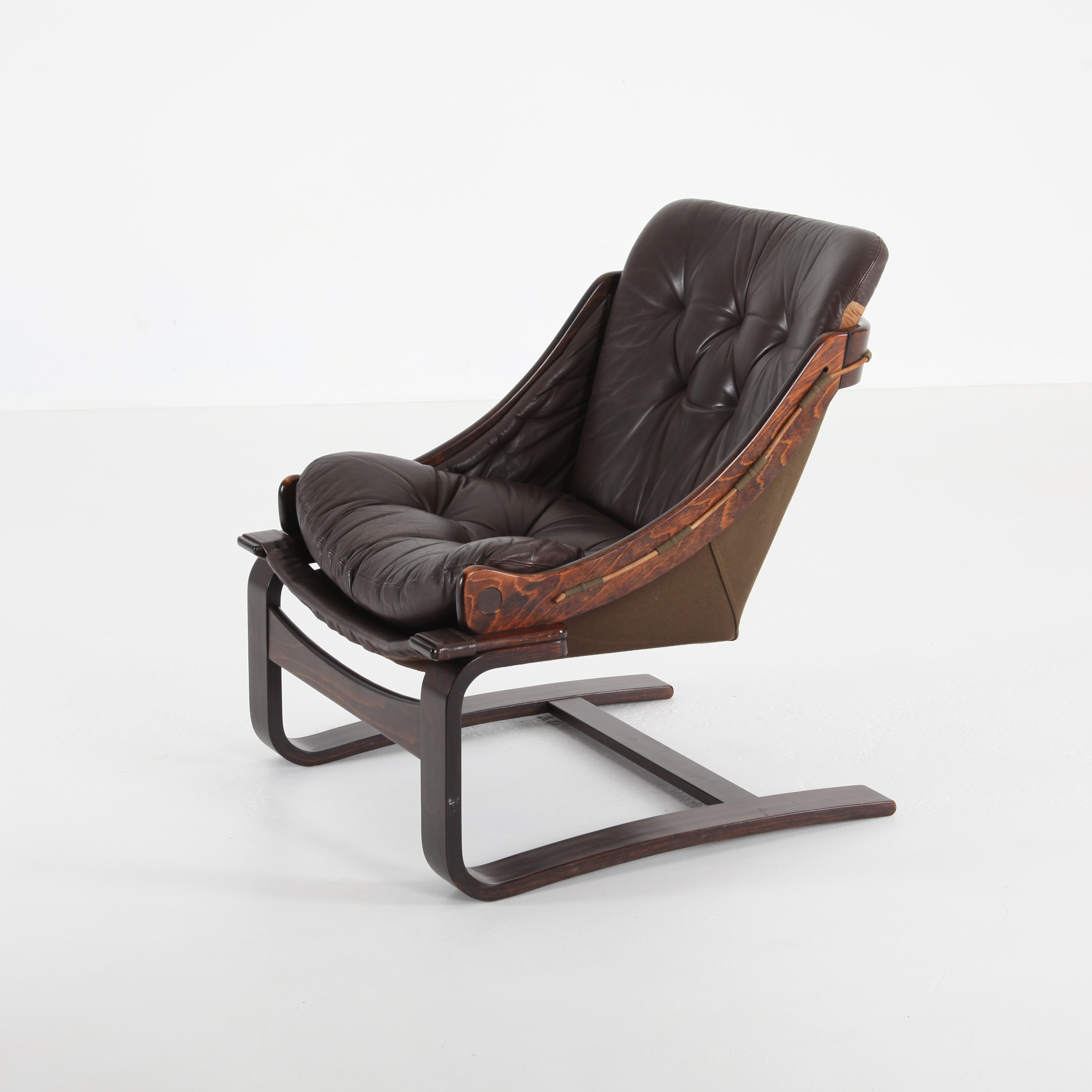 ÅKE FRIBYTER. 1922-1998. Fåtölj, skinn, Sverige 1970/80-tal.