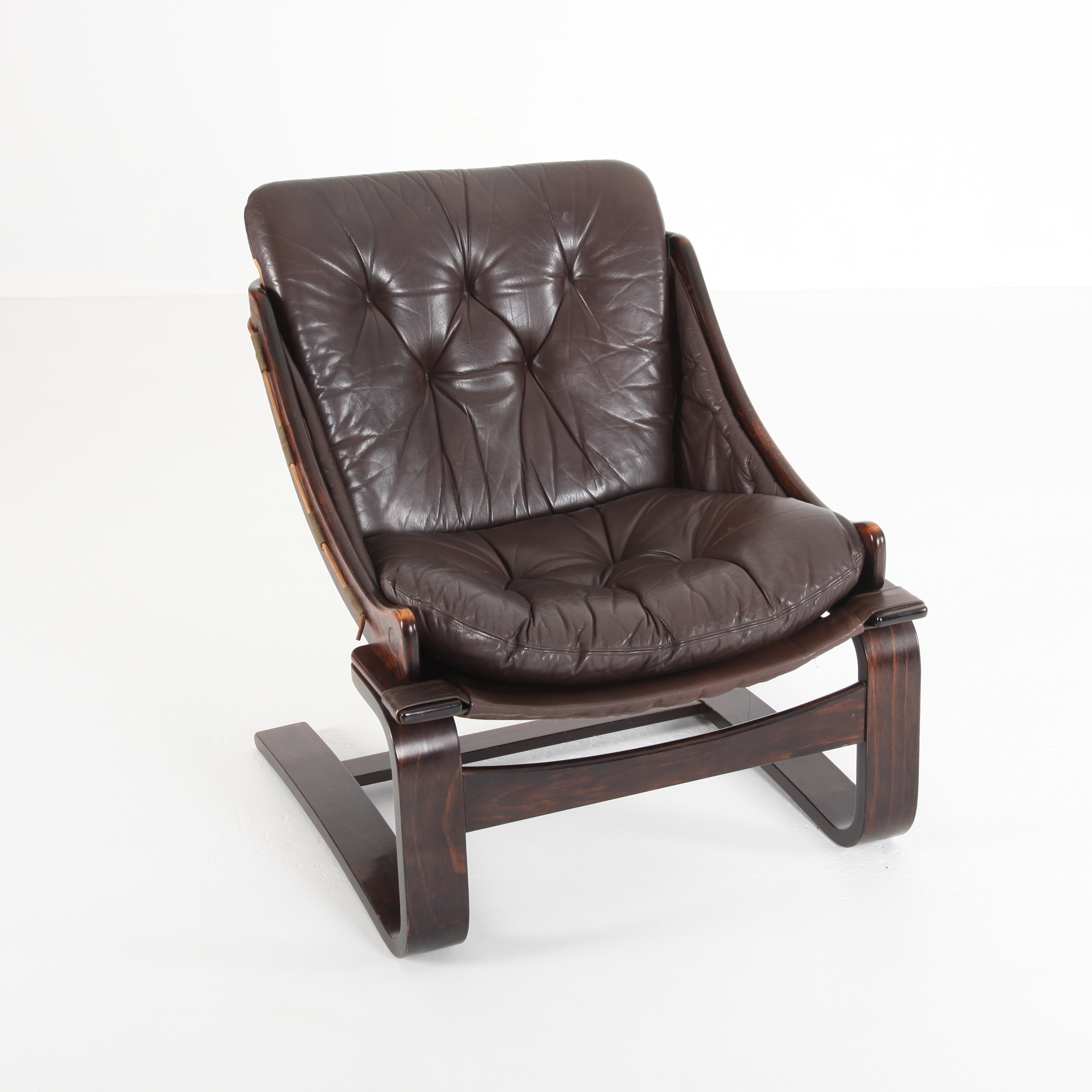 ÅKE FRIBYTER. 1922-1998. Fåtölj, skinn, Sverige 1970/80-tal.