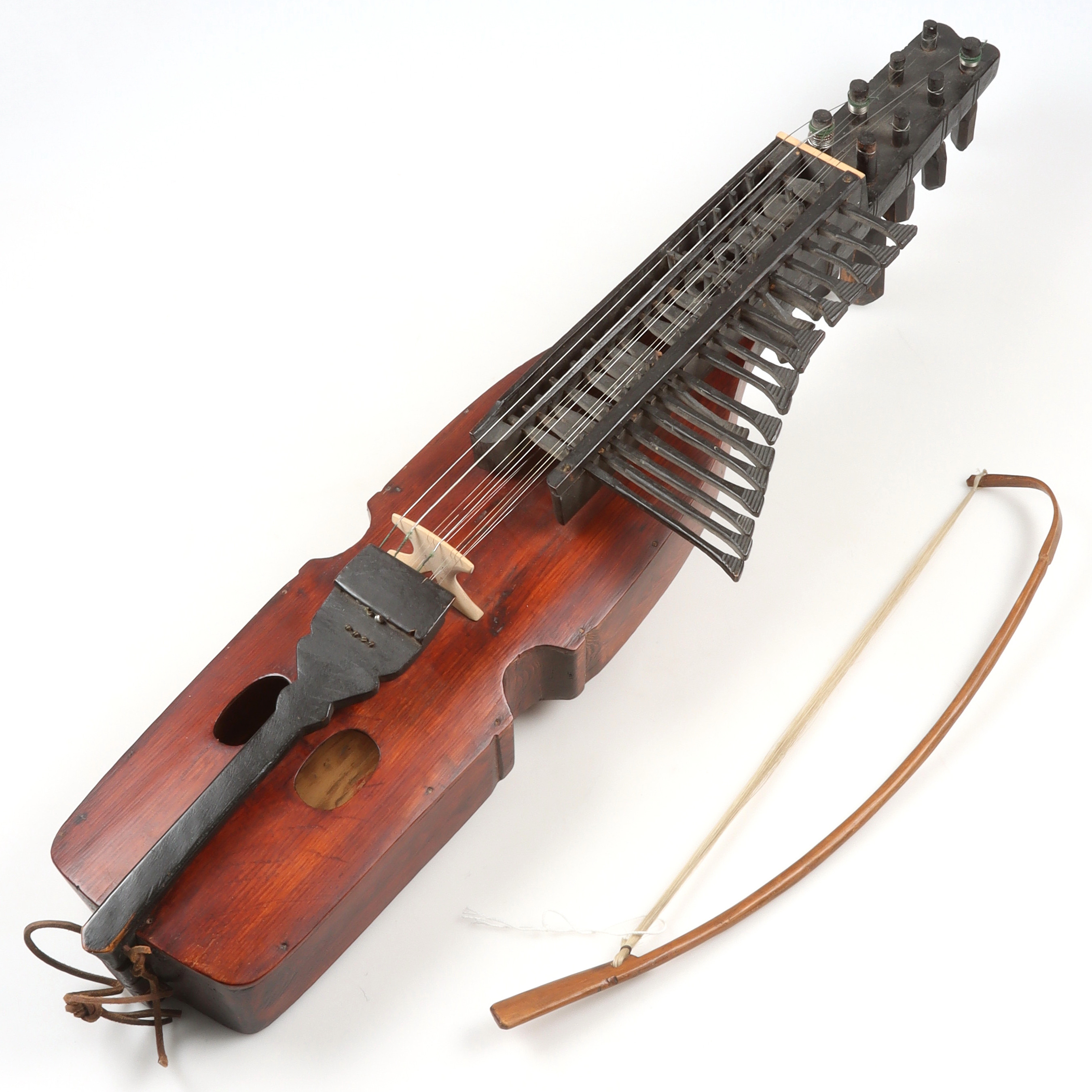 NYCKELHARPA, med stråke, 1900-tal.