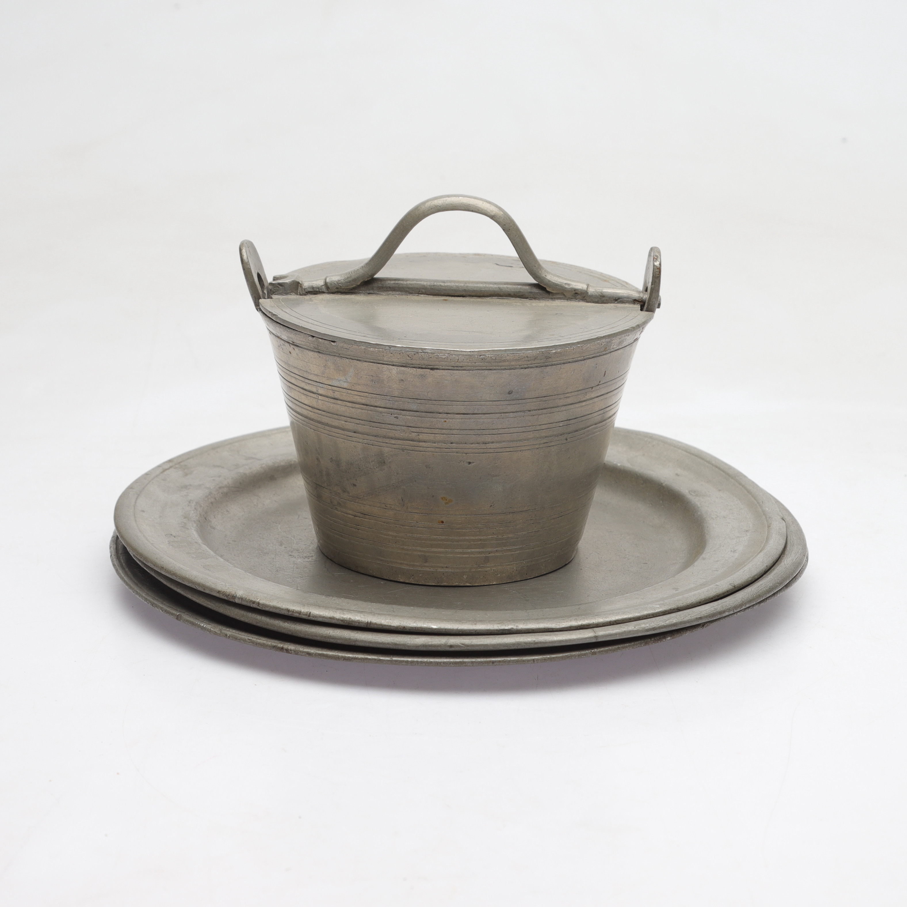 TENNFÖREMÅL, 4 delar, fat och smörbytta, bland annat Melchior Leffler Wisby, främst 1700-tal.