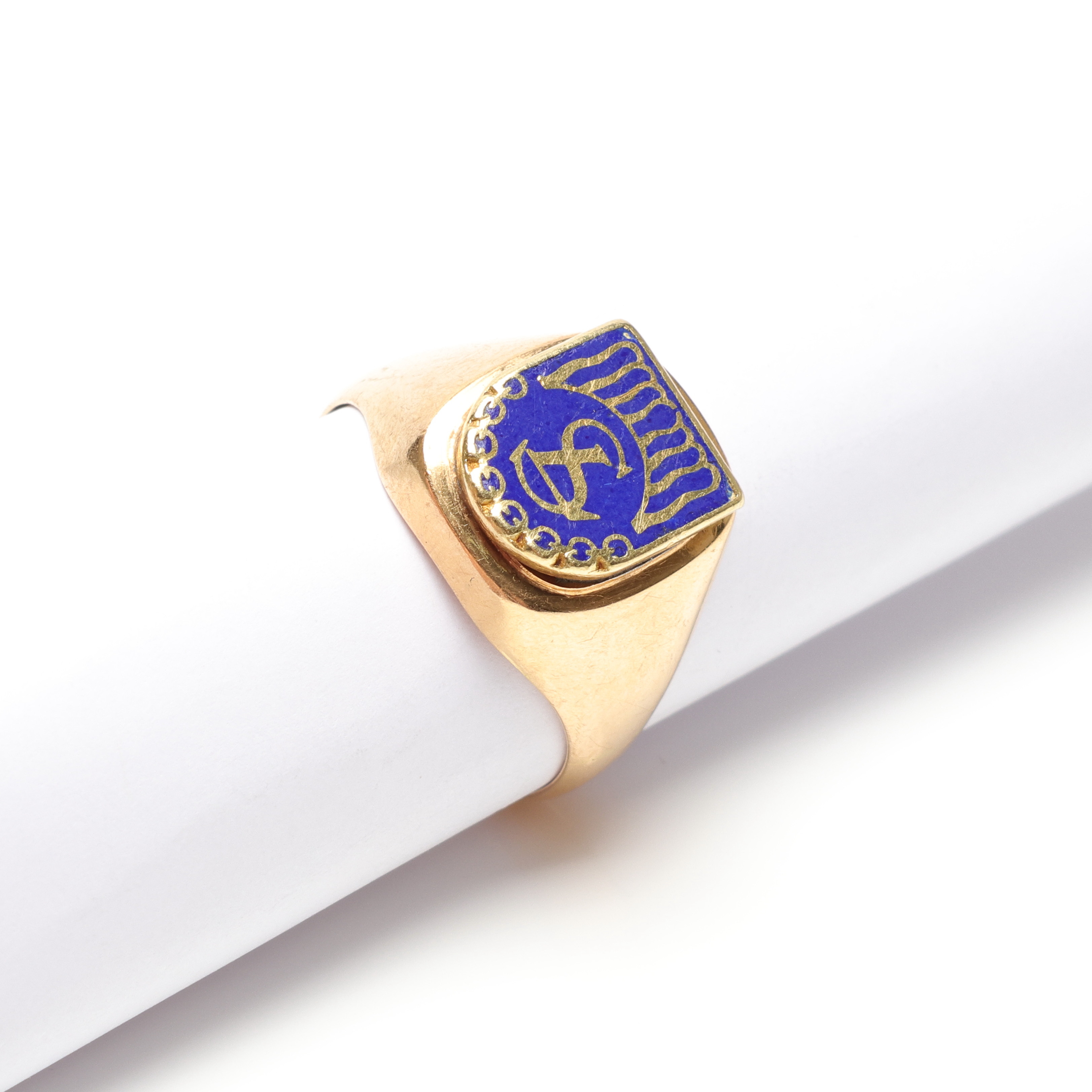 KLACKRING, 18K guld, med emalj, Ceson, vikt ca 7.5gram.