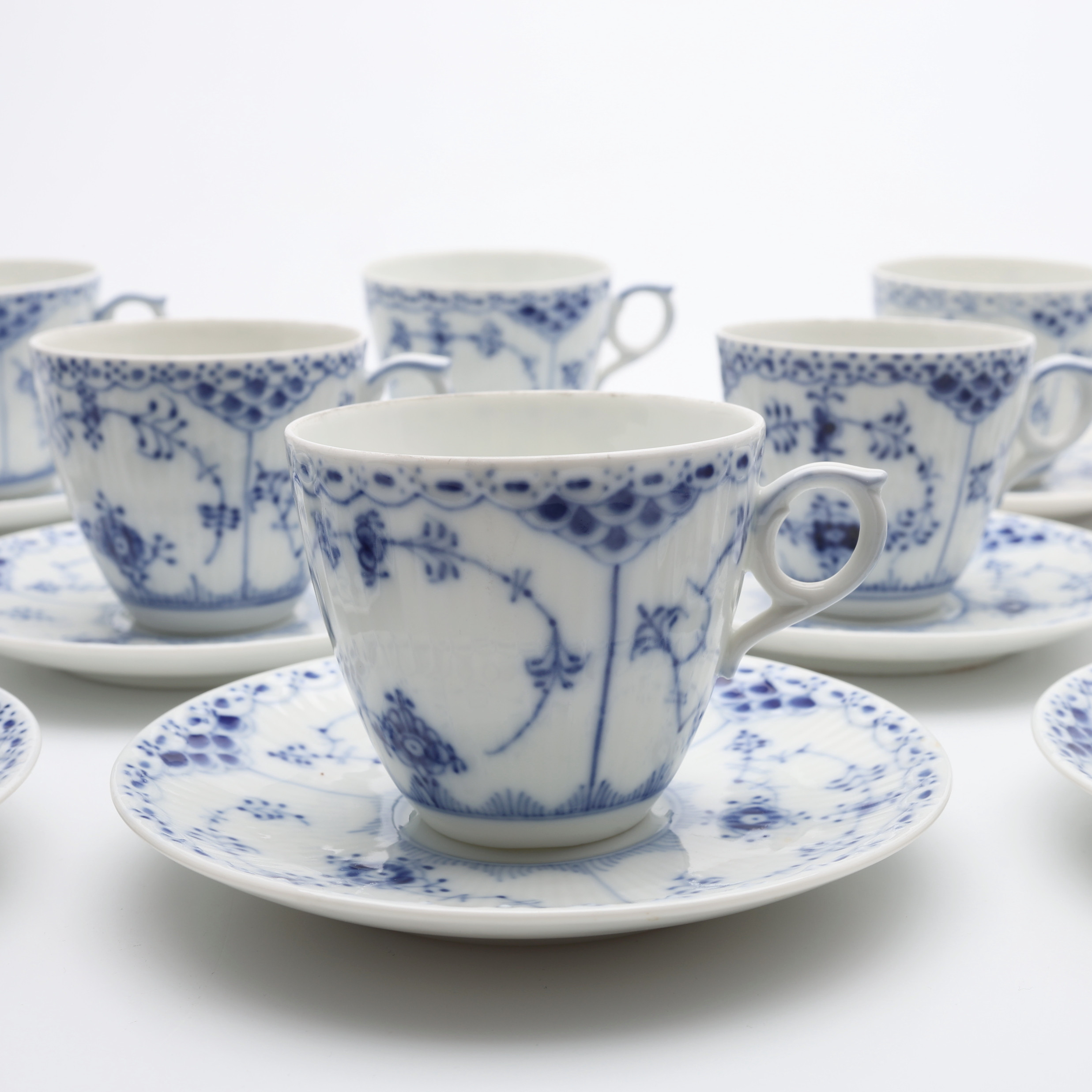 KAFFEKOPPAR MED FAT, 12 DELAR, MUSSELMALET, ROYAL COPENHAGEN.