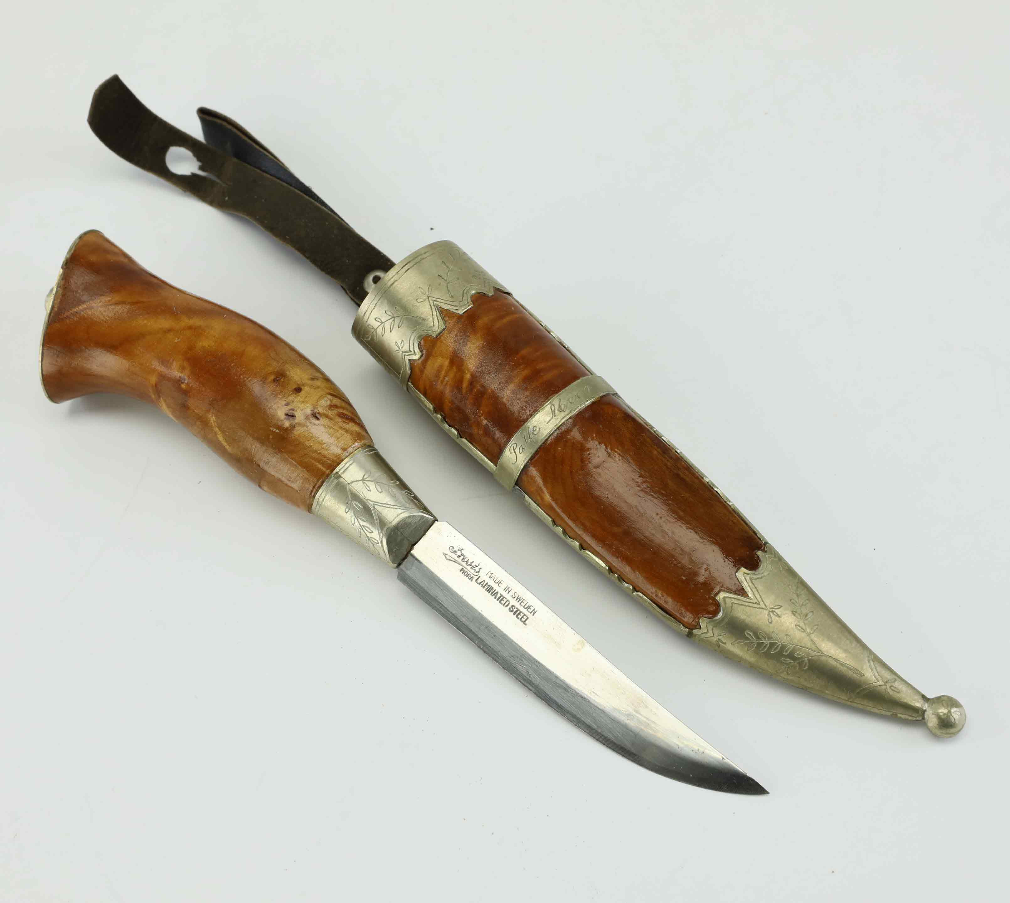 KNIV, masurbjörk, tenn, signerad G.Larsson, 1900-tal.