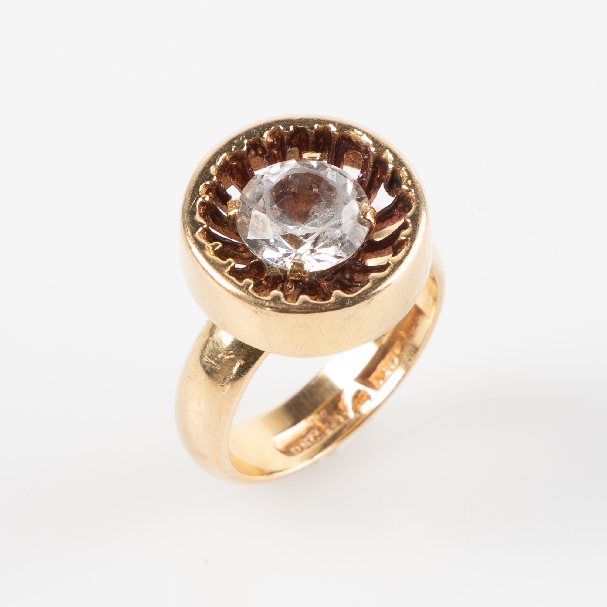 RING, 18K guld med fasettslipad vit sten.