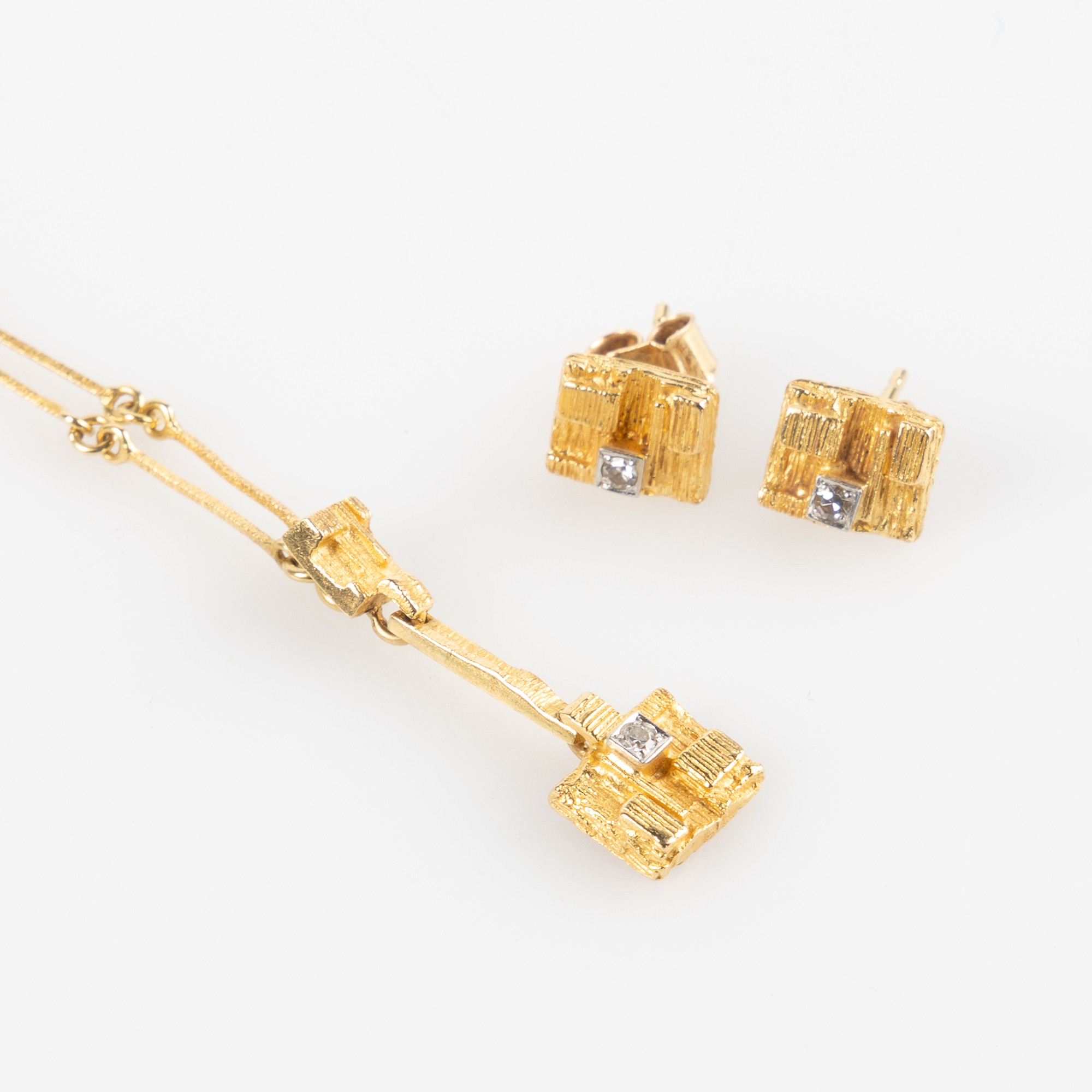 BJÖRN WECKSTRÖM, collier samt örhängen, "Thai", 18K guld med åttkantslipade diamanter, Lapponia, 1979.