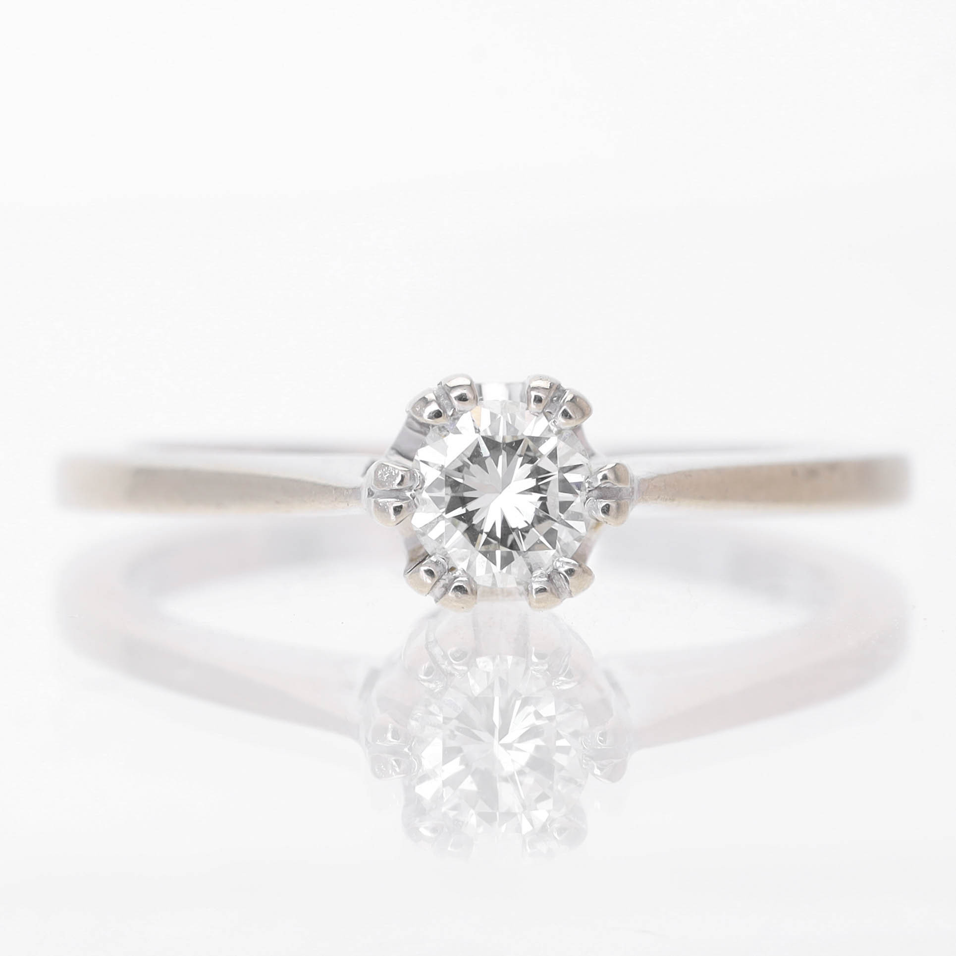RING, 14 k vitguld, briljantslipad diamant 0,24 ct enligt gravyr.