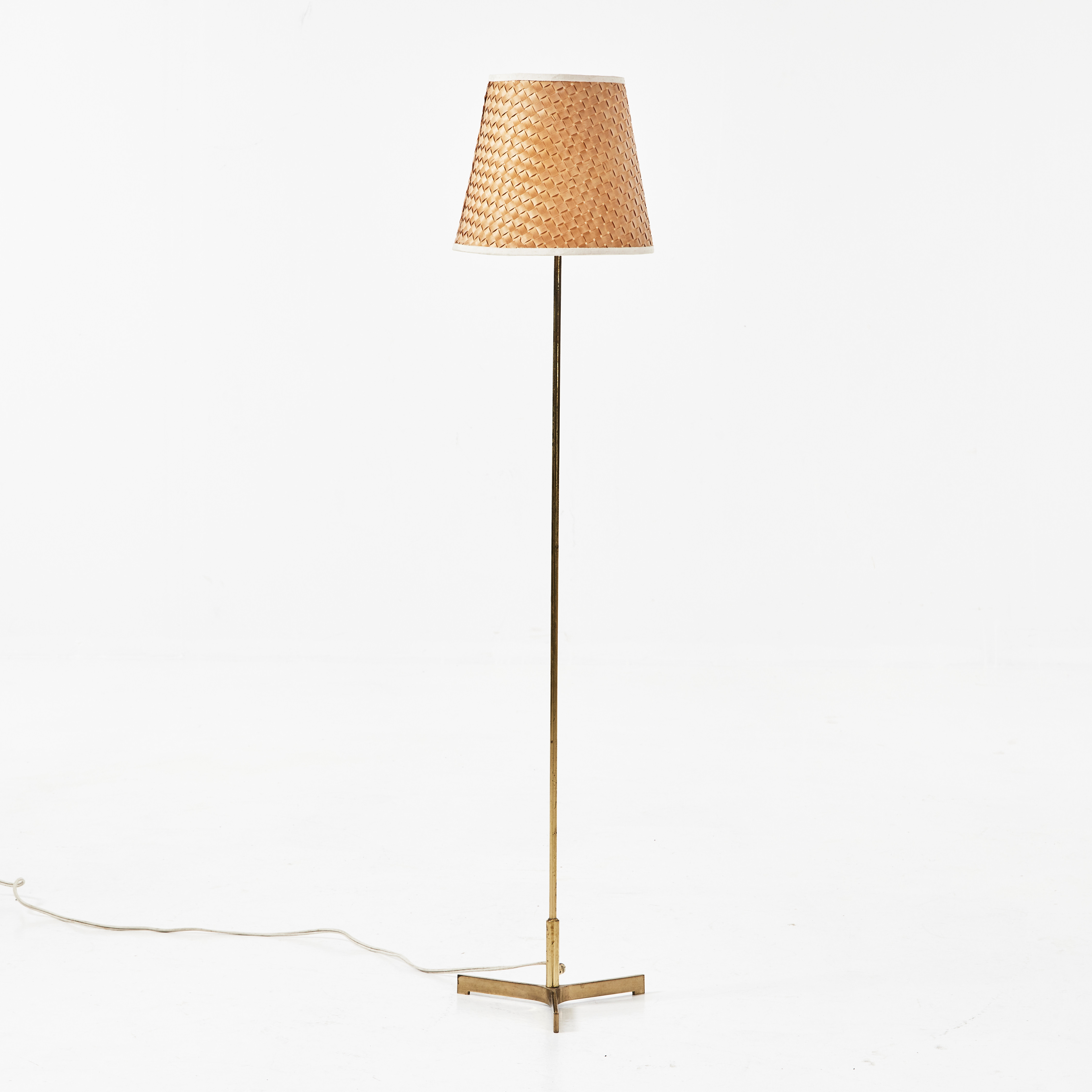 HANS-AGNE JAKOBSSON. Golvlampa, modell G93, mässing, etikettmärkt, tredelad fot.