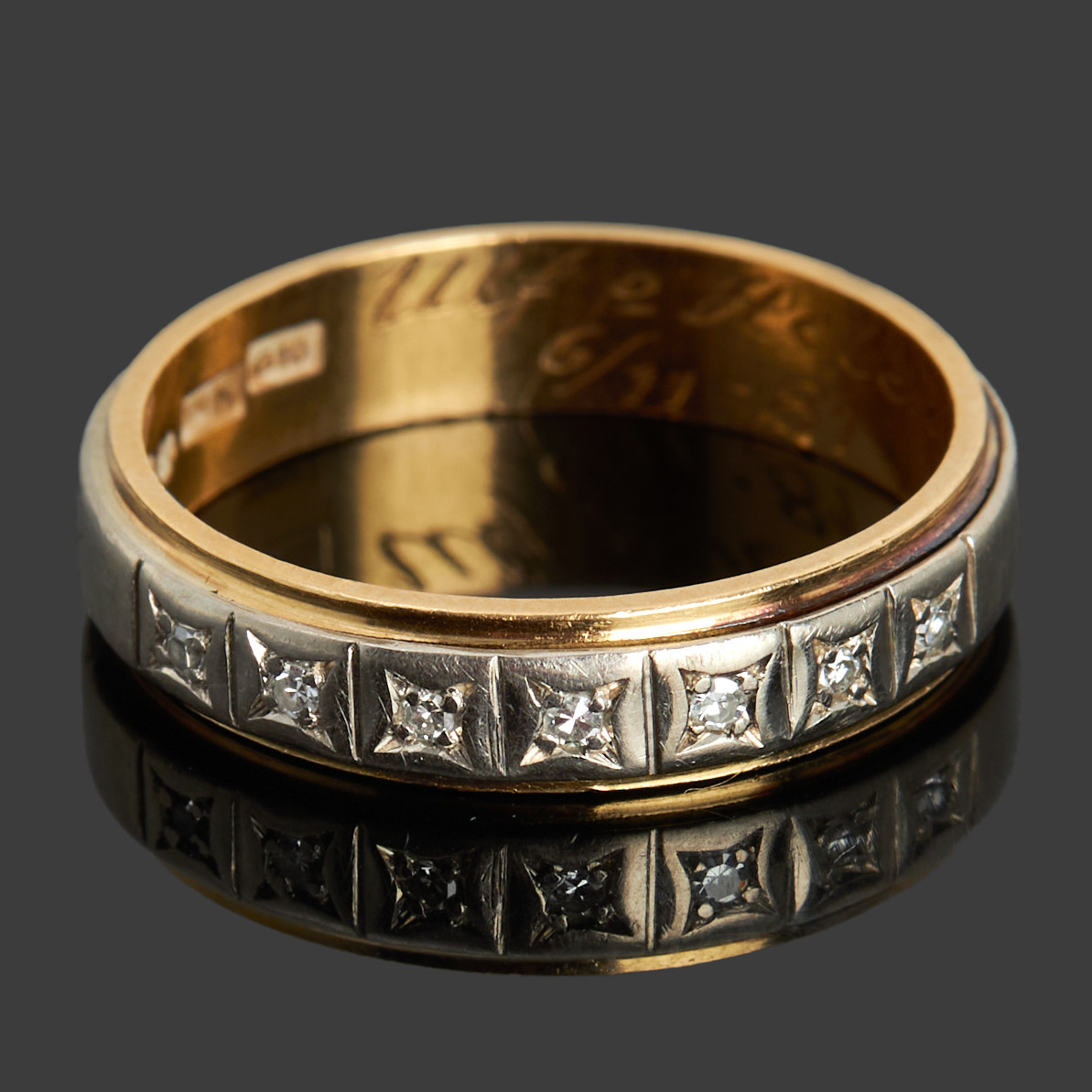 ALLIANSRING, 18k guld samt vitguld dekorerat med 7 st enkelslipade diamanter, Cedstam Guldsmed Bo, 1981, Stockholm.