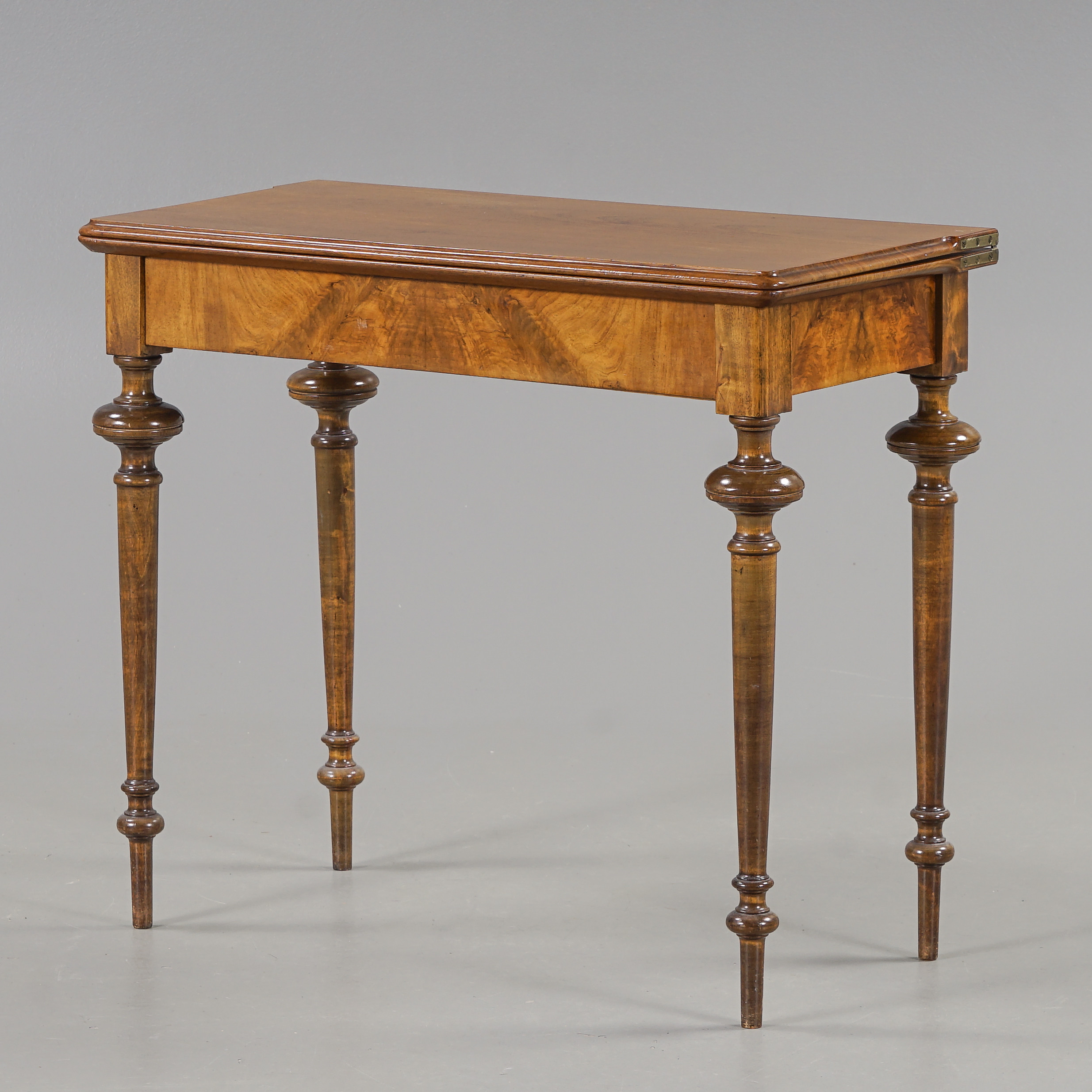 SPELBORD Nyrenässans, valnöt och björk, 18/1900-tal.