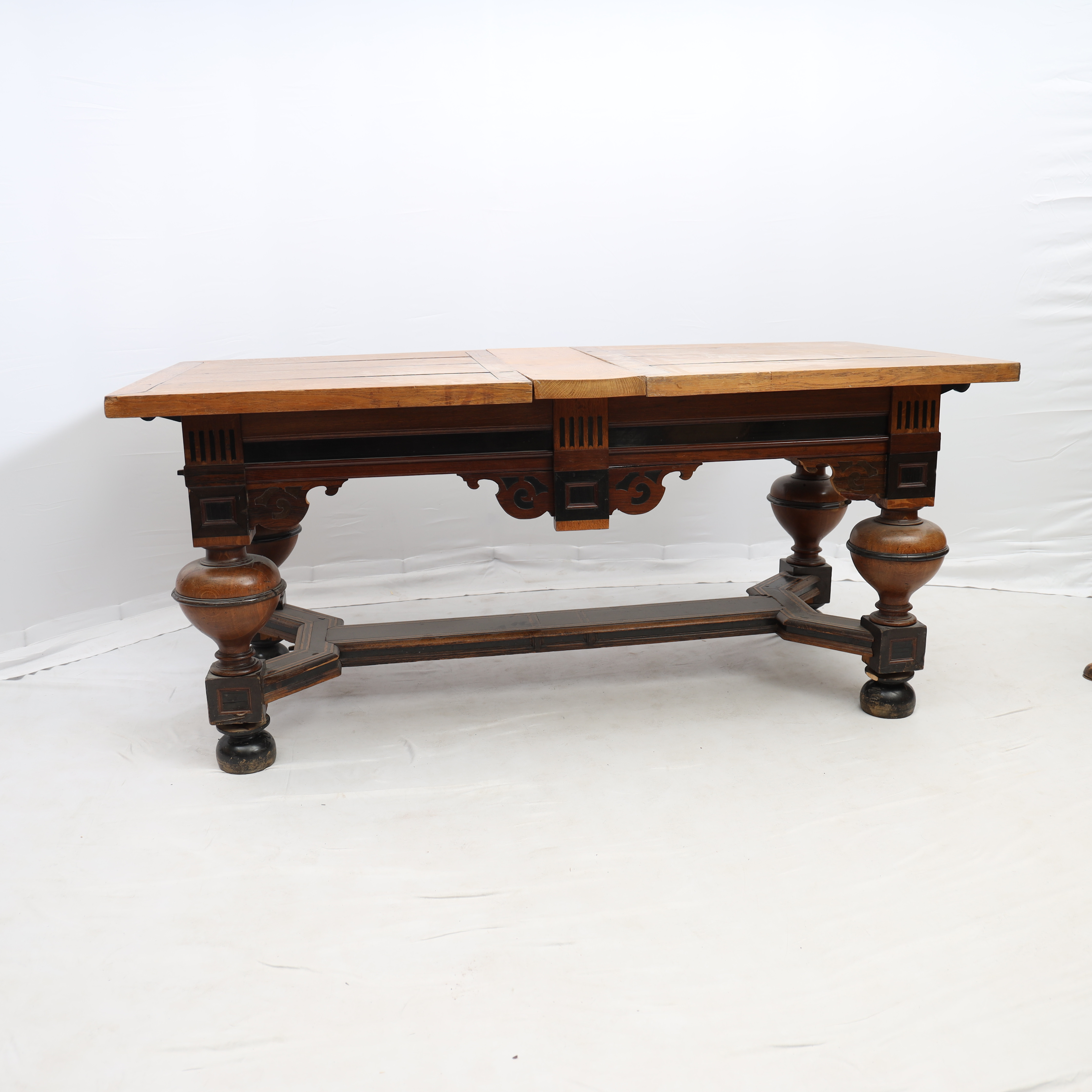 BIBLIOTEKSBORD, barock 1700-tal, ek med flera träslag, kopplat underrede, balusterformade ben.