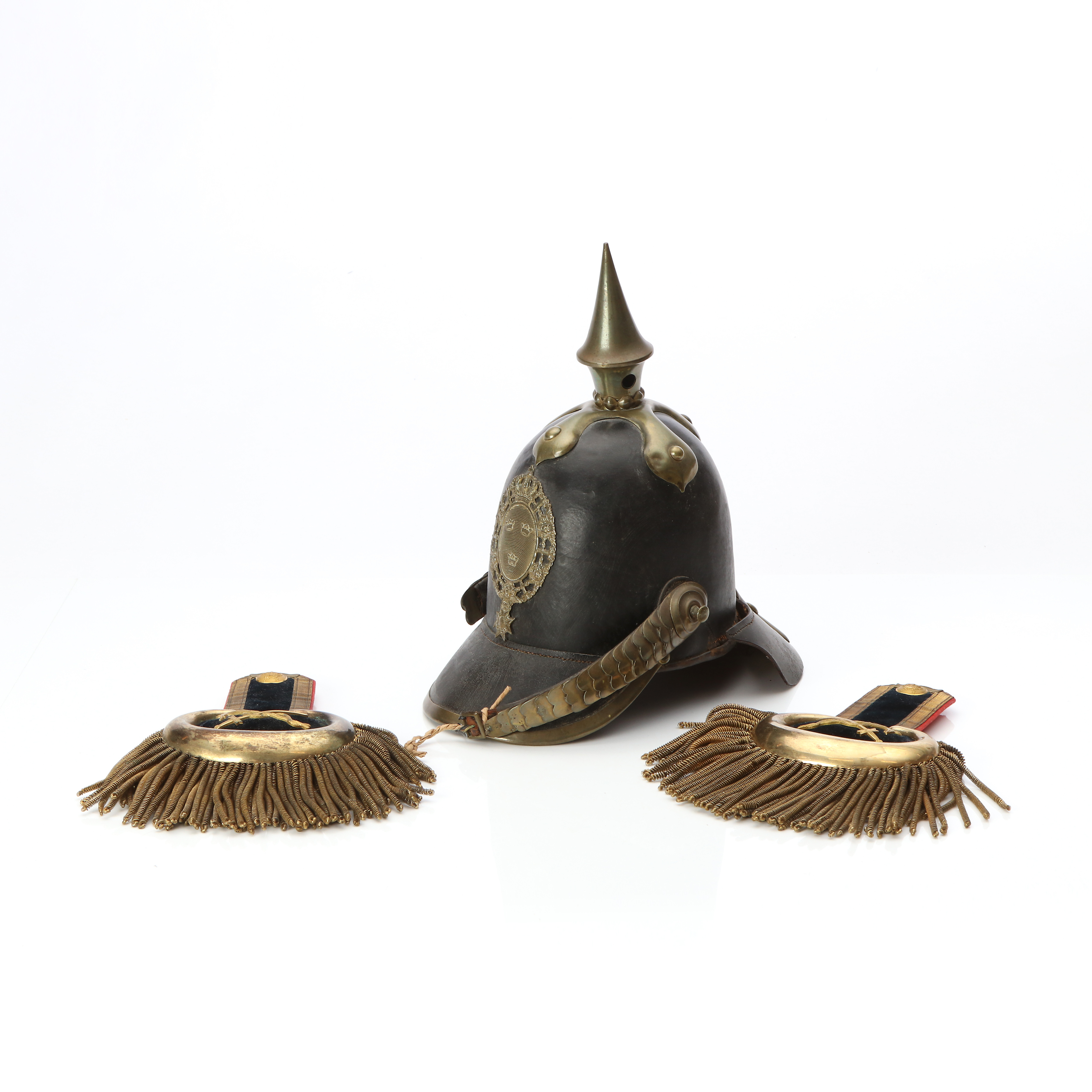 KASK SAMT ETT PAR EPÅLETTER. Mässing läder m.m. Kasken M/1845 för infanteri, epåletter för major i fältläkarkåren.