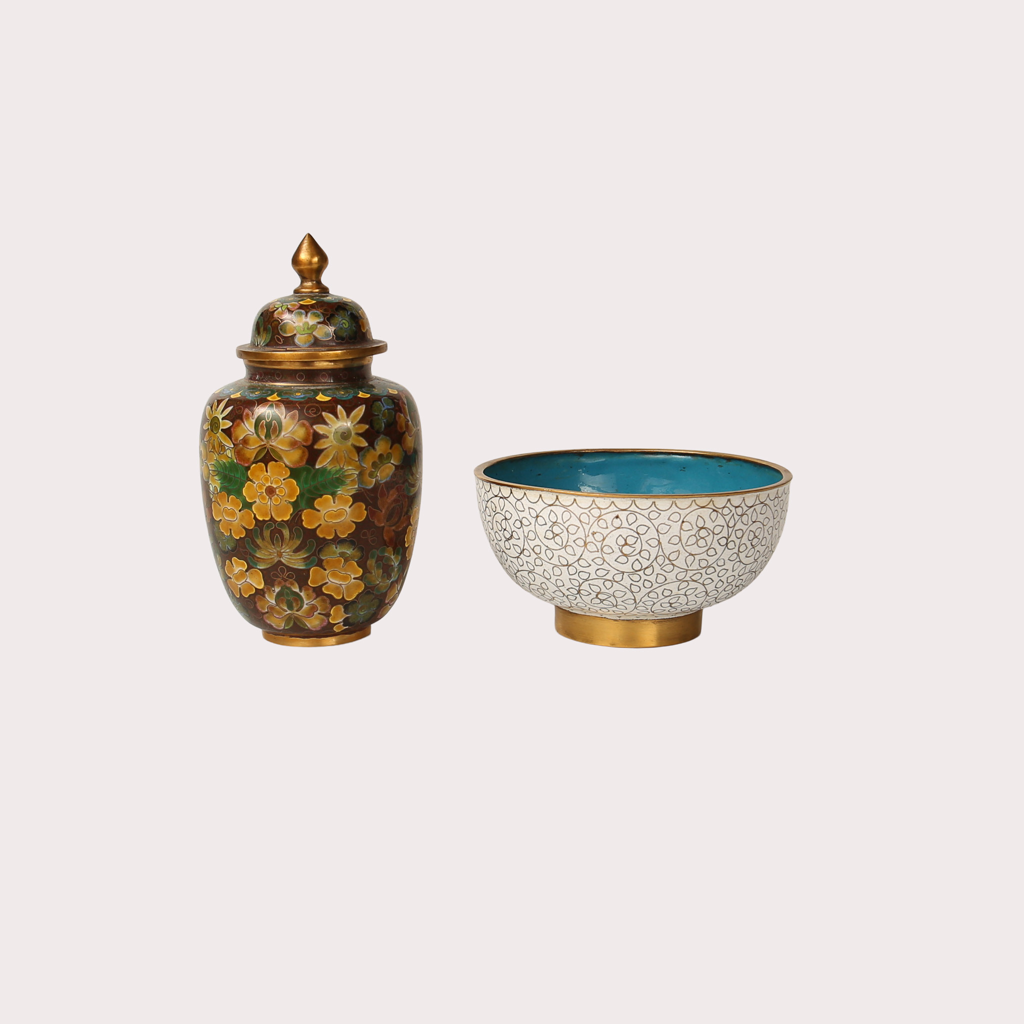 URNA MED LOCK, tillsammans med SKÅL. 2 delar., cloisonne. Kina, Folkrepublik (1949-).