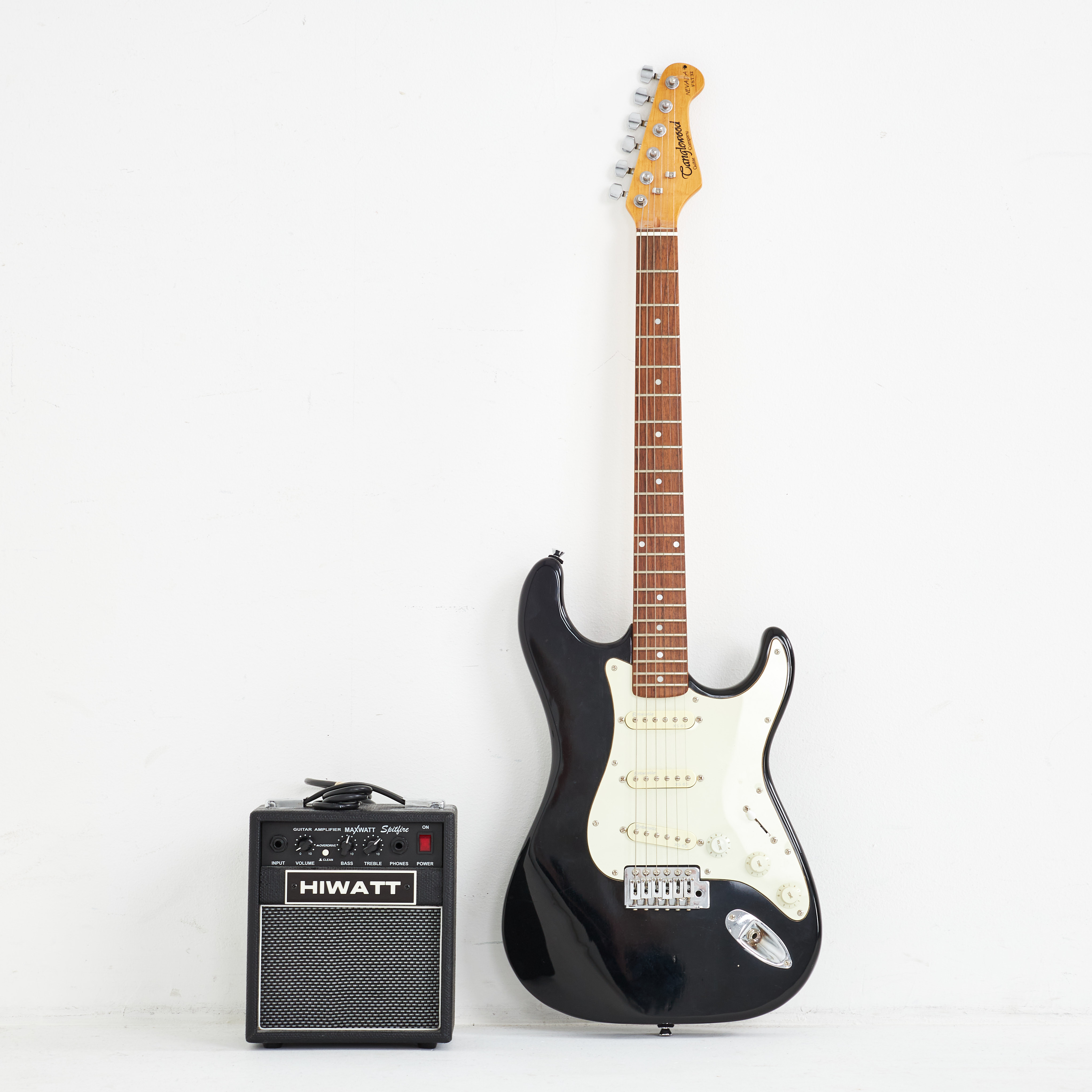 TANGLEWOOD, "FST32", elgitarr, med övningsförstärkare Hiwatt Maxwatt Spitfire, mjukt gitarrfodral.