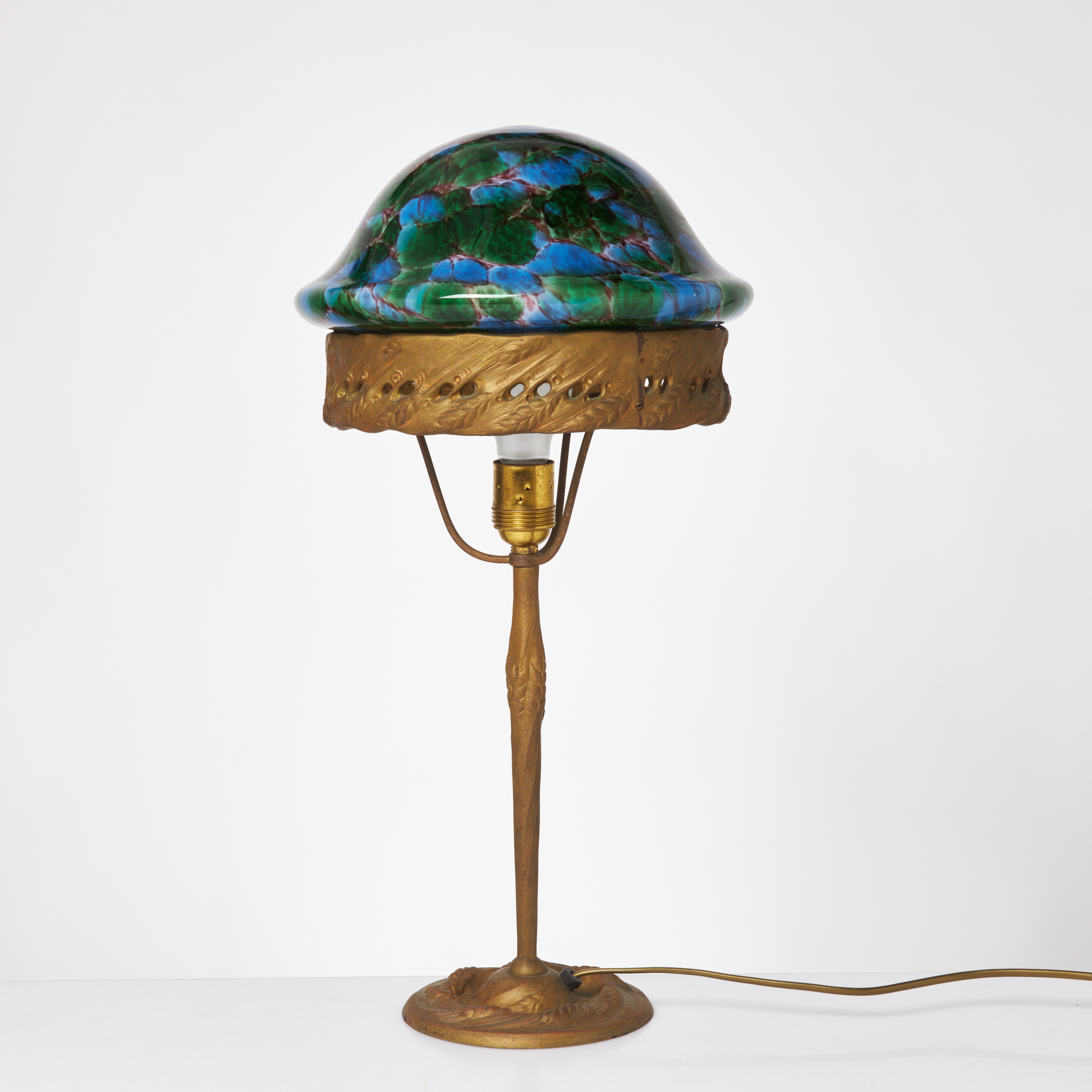 BORDSLAMPA. jugend, 1900-talets första hälft, kupa i melerat glas.