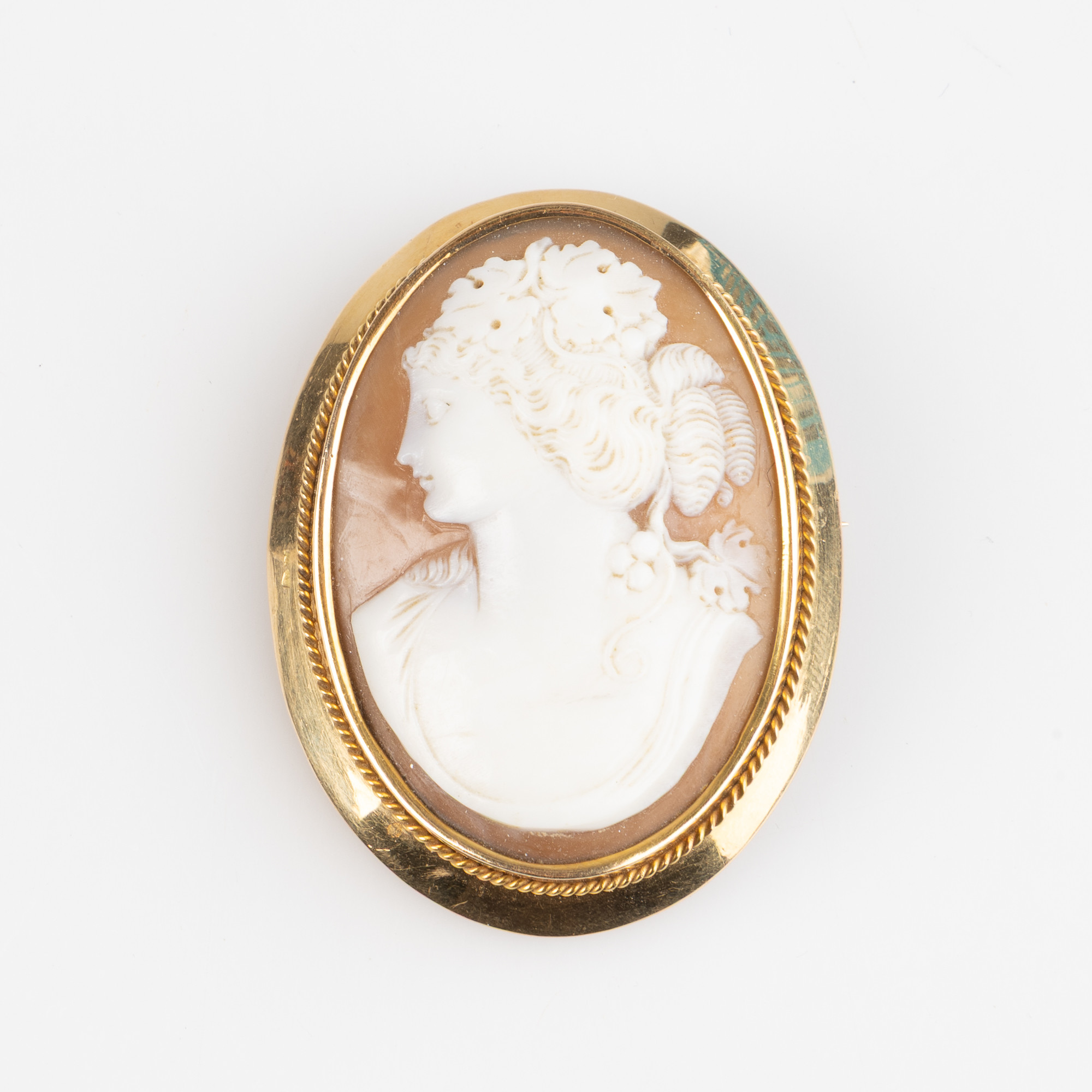 BROSCH, 18K guld med skuren snäckskalskame, Axel Rosin, Stockholm, 1909.
