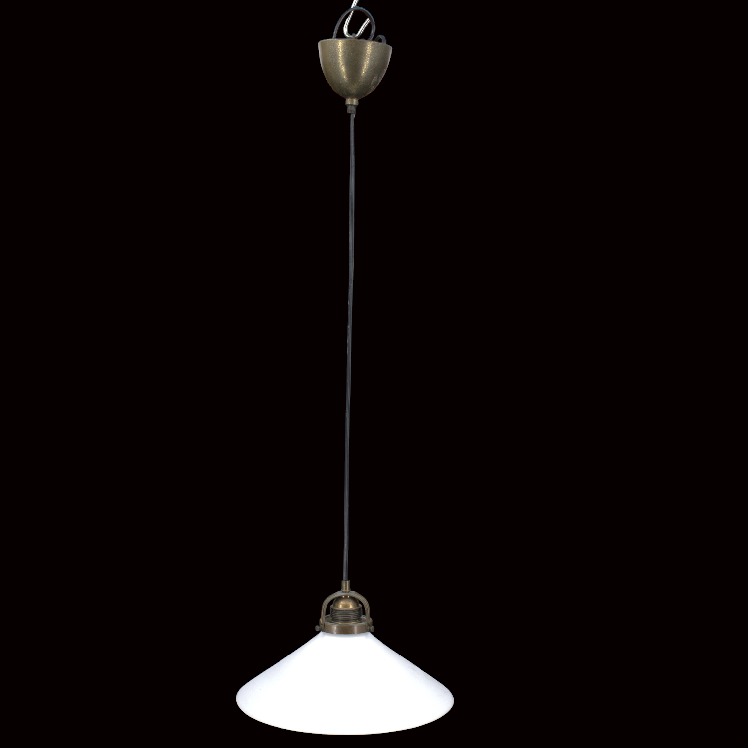 TAKLAMPA, s.k "Skomakarlampa", fäste av mässing, kupa av opakt glas, 1900-tal.