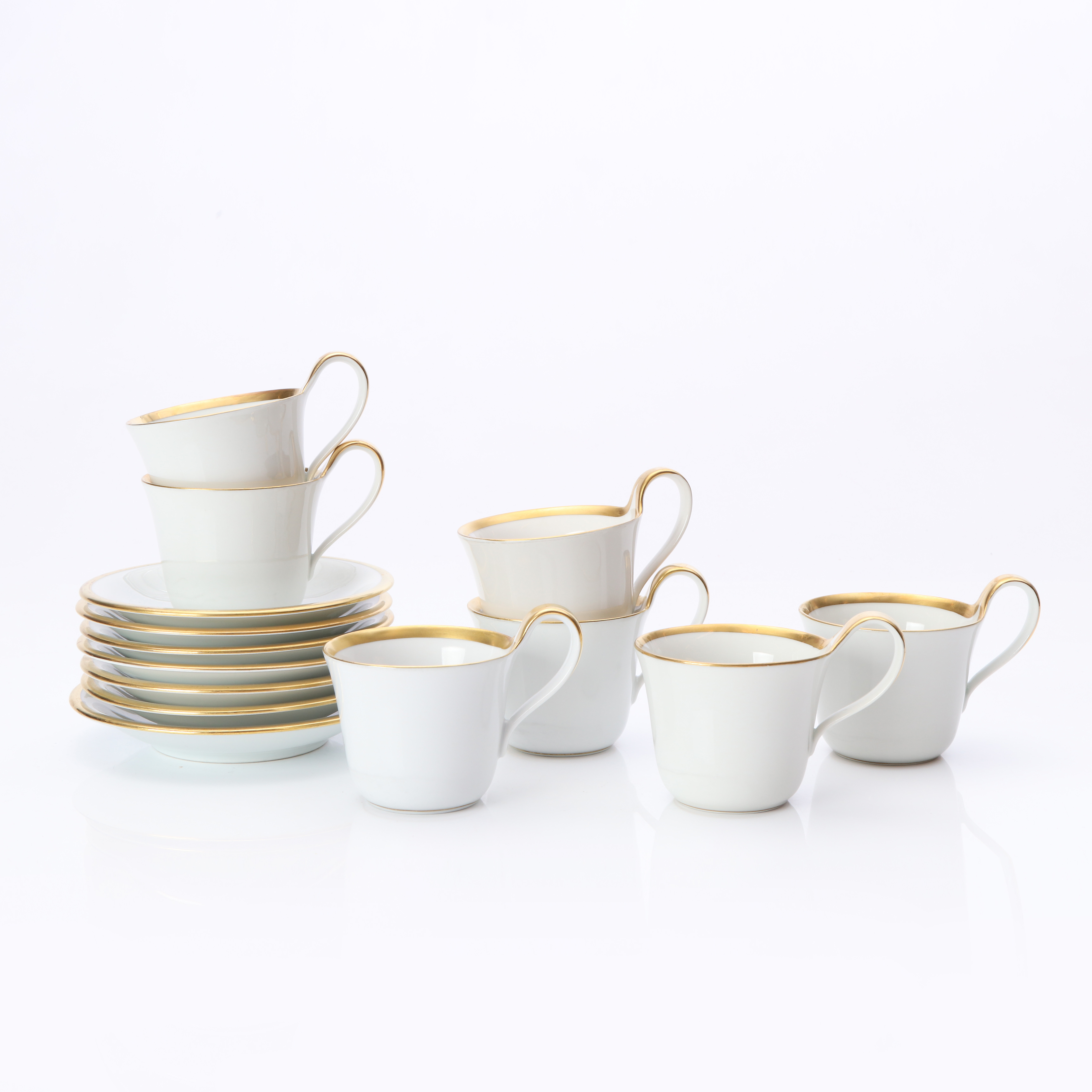 BING & GRÖNDAHL, KAFFEKOPPAR MED FAT, SJU ST. Porslin med förgylld dekor. Nr 485.