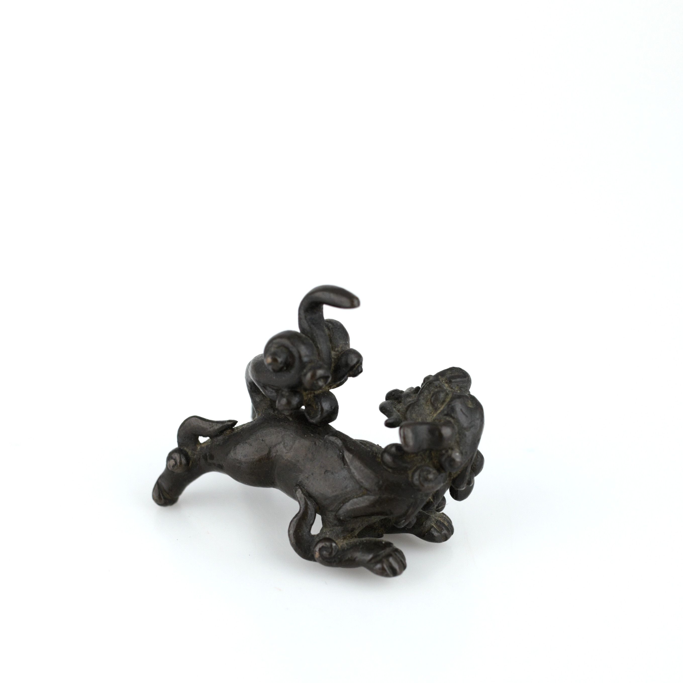 FIGURIN, fohund i miniatyr, patinerad brons, möjligen en opiumvikt, troligen från Burma eller Kina.