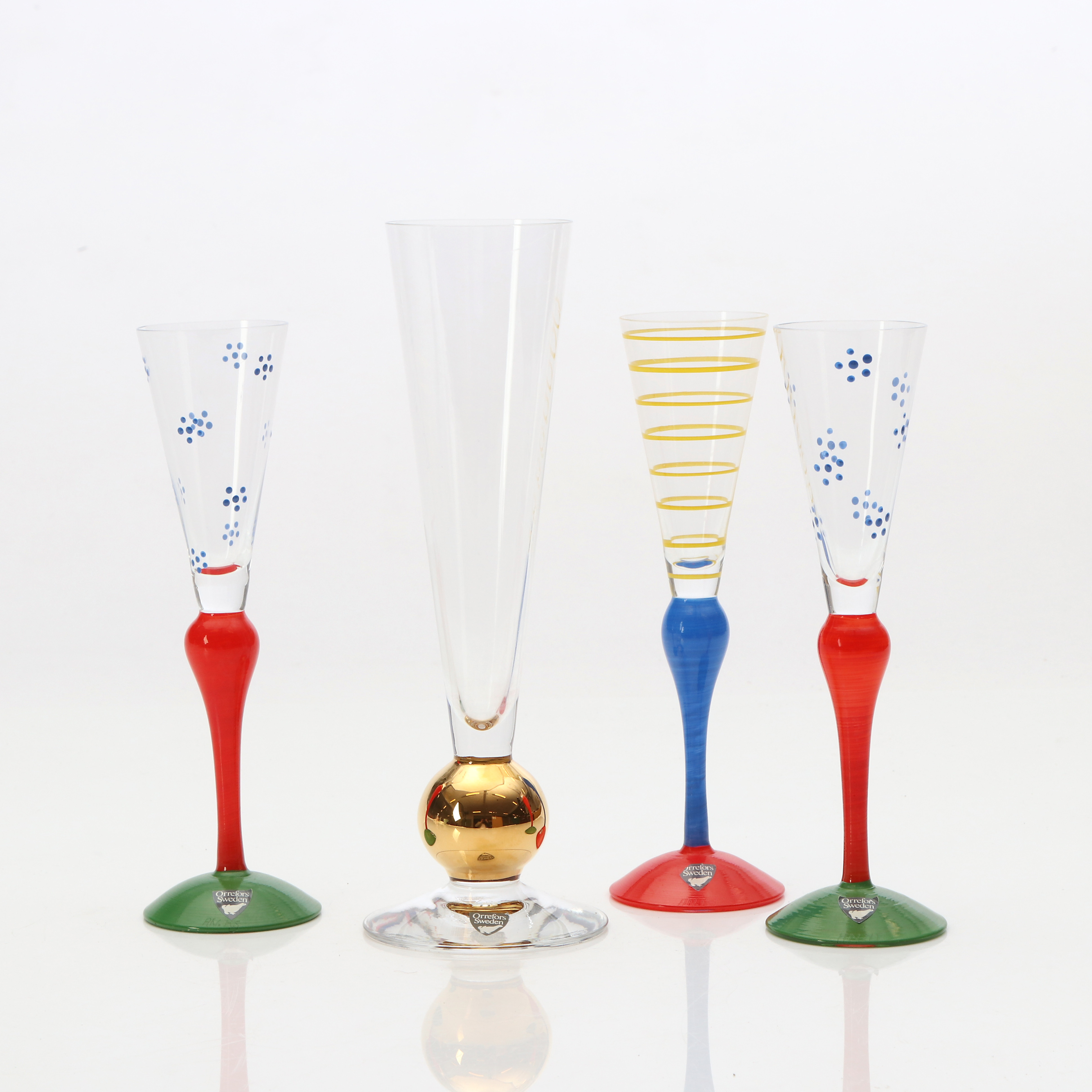 CHAMPAGNEGLAS SAMT TRE ST SNAPSGLAS. Glas med bemålad resp. förgylld dekor. "Nobel" och "Clown".