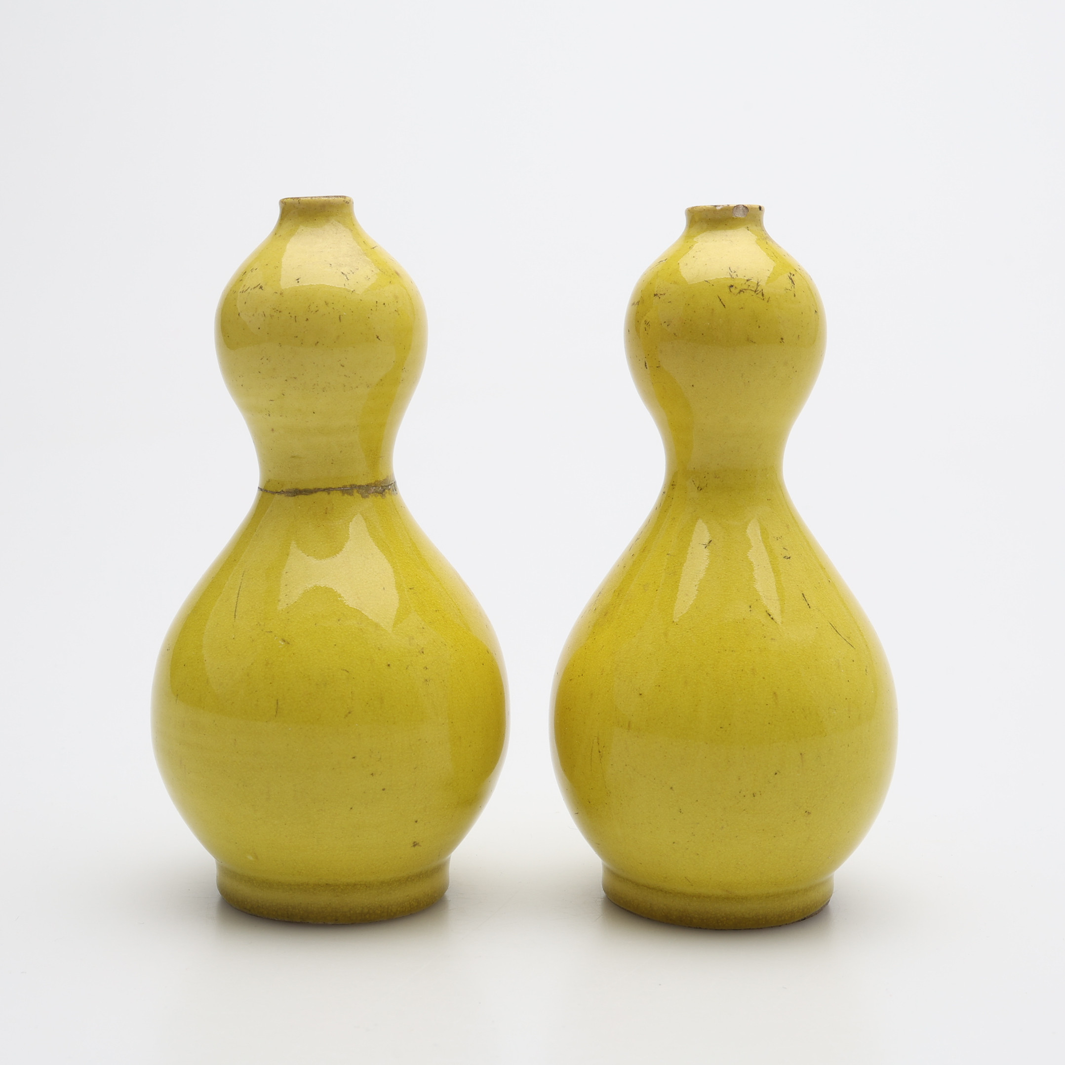 VASER, ETT PAR, FAMILLE JAUNE (DOUBLE GORD), KINA, SANNOLIKT QIANLONG 1736-1795.