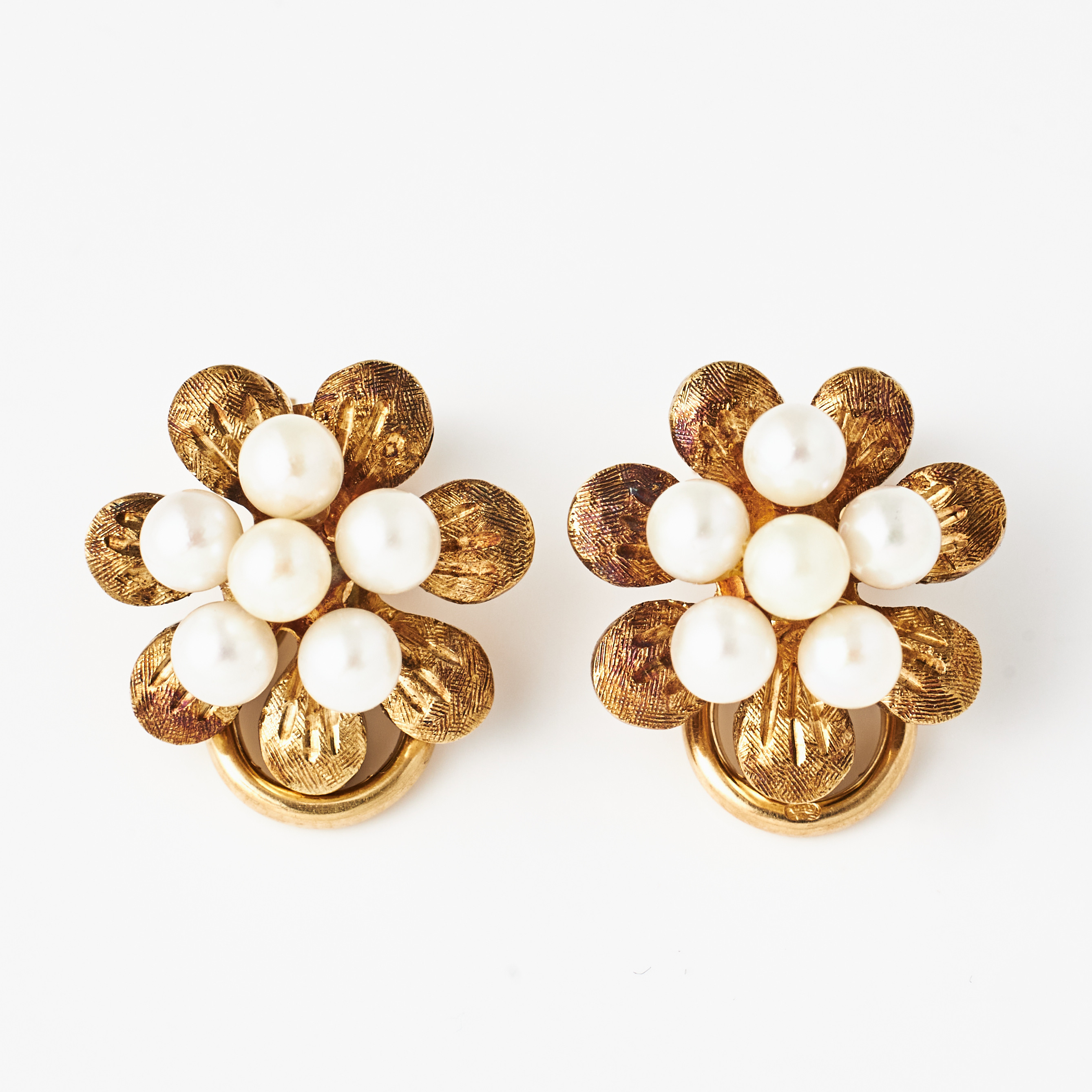 ÖRHÄNGEN,/CLIPS, 1 par, 18 k guld, blomformade med dekor av totalt 12 små odlade saltvattenspärlor.