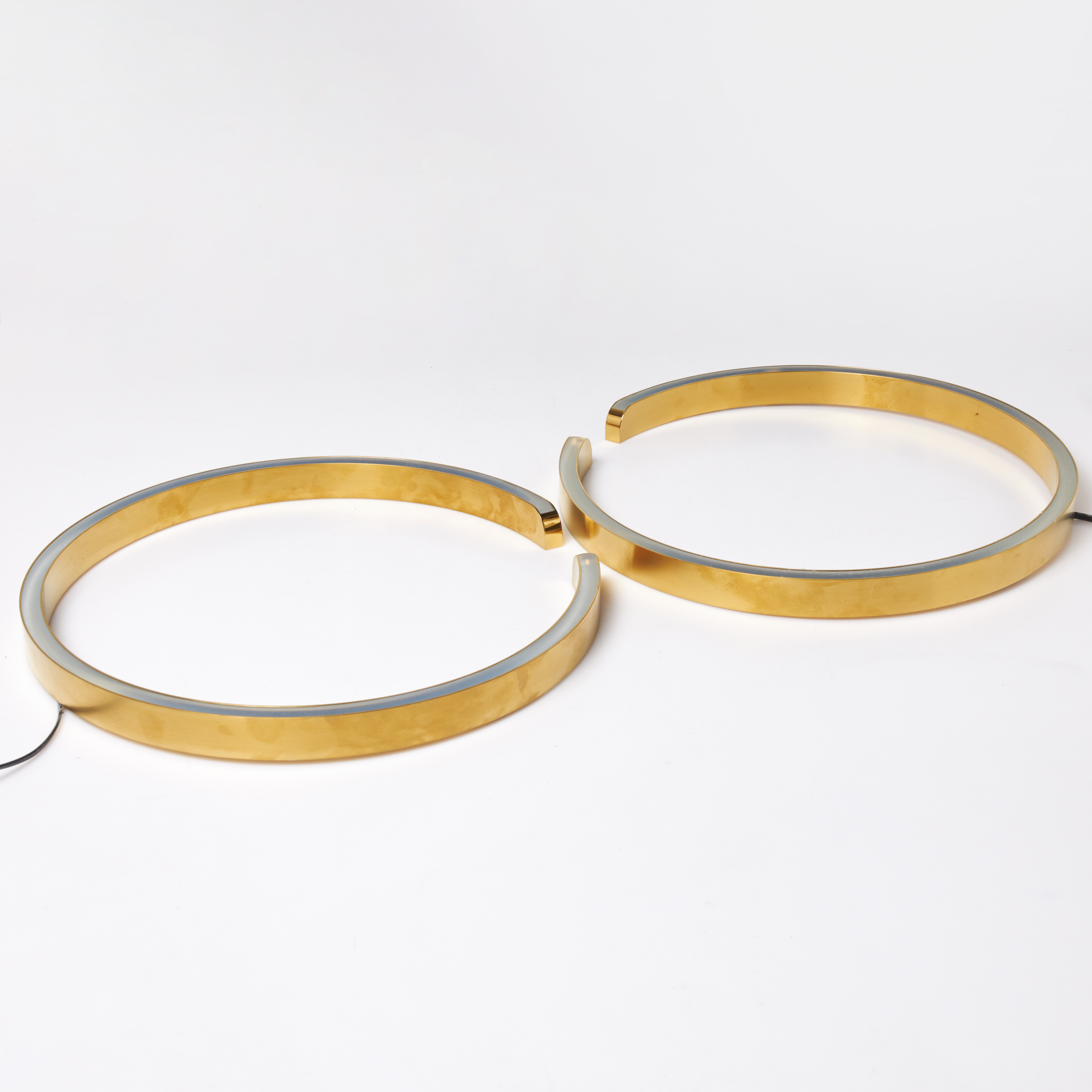 AXEL MEISE. TAK/VÄGGLAMPOR, 2 st, "Mito Soffitto 40 Flat", för Occhio, mässing/bronze.