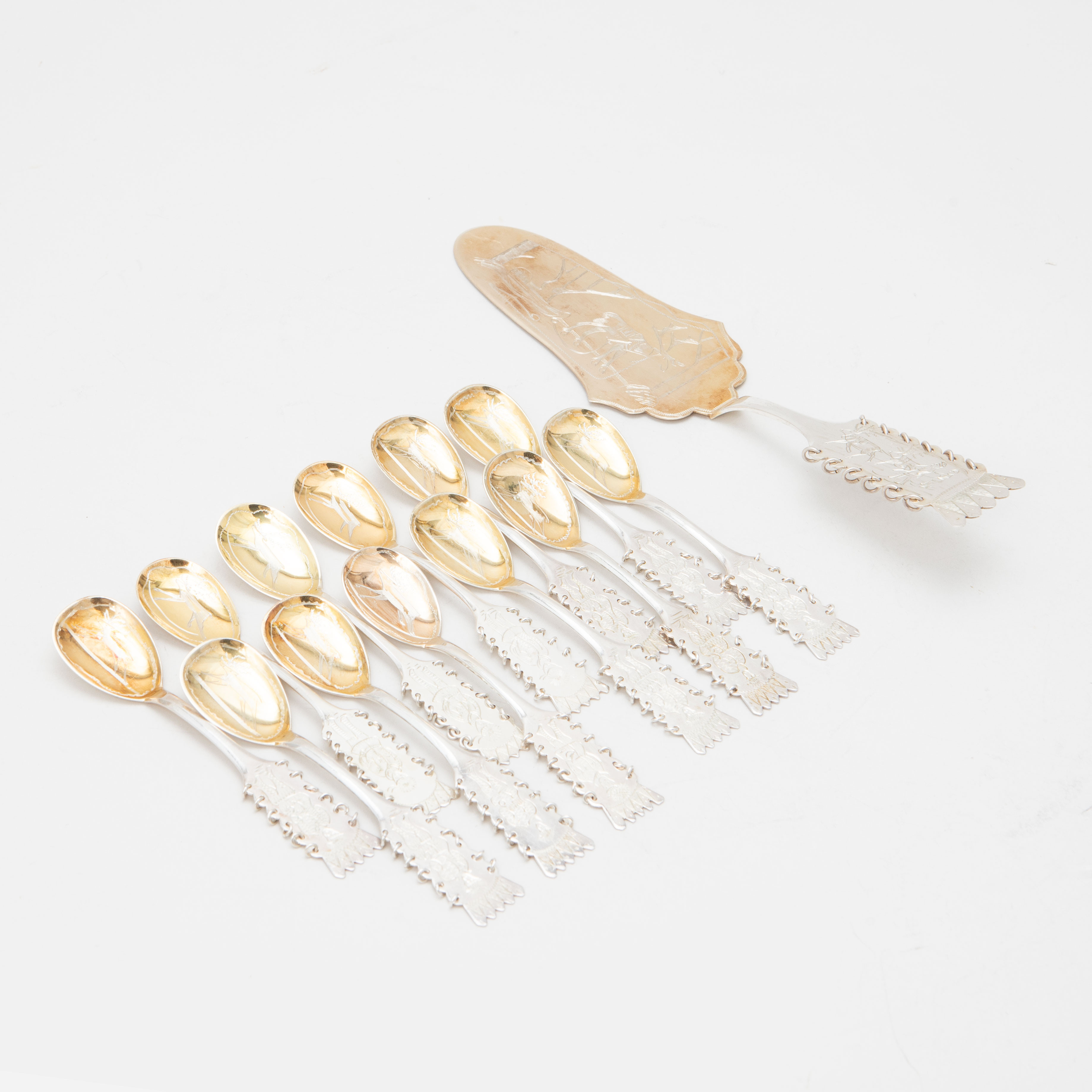 SKRAMMELSKEDAR, 12 stycken samt TÅRTSPADE silver, vikt ca 222 gram.