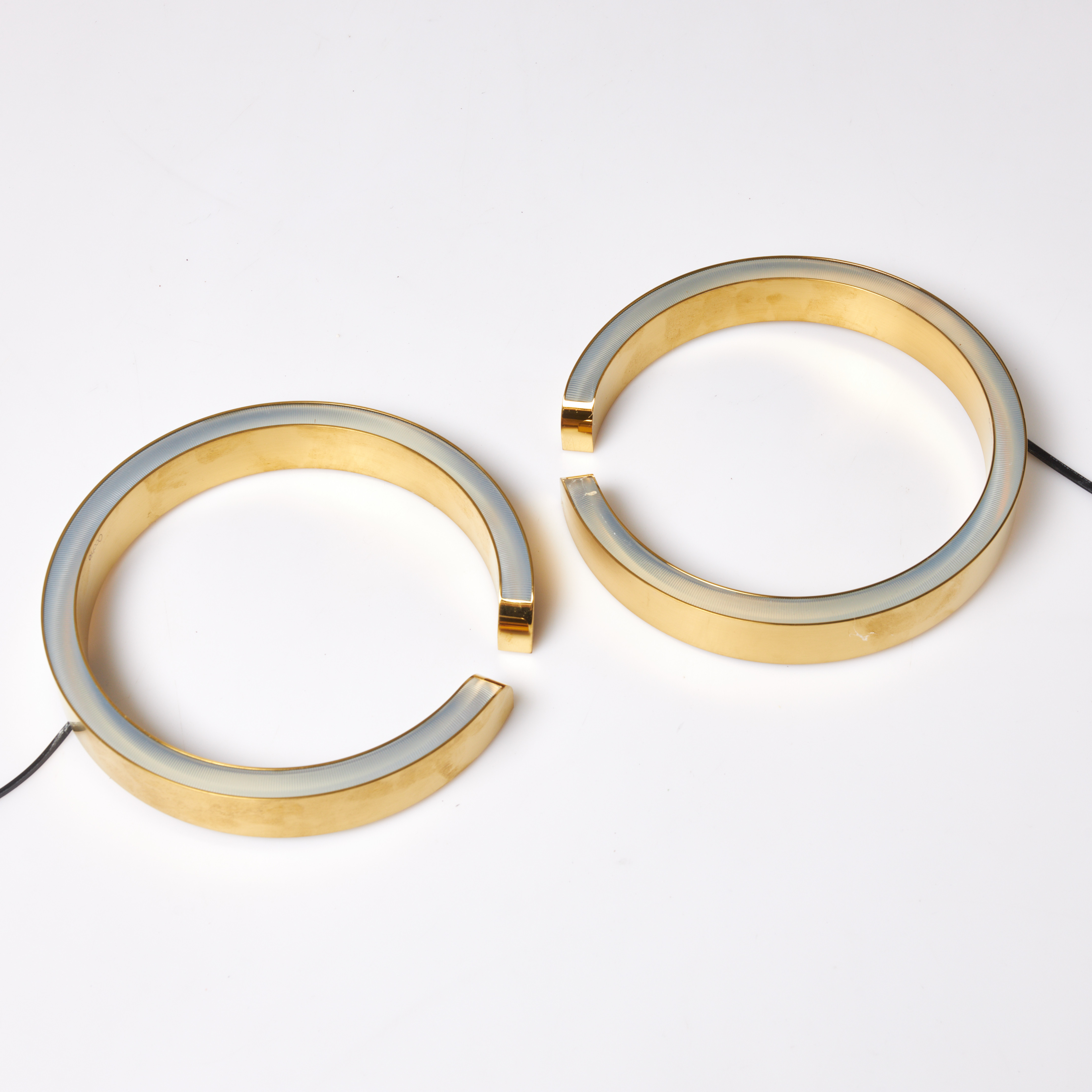 AXEL MEISE. TAK/VÄGGLAMPOR, 2 st, "Mito Soffitto 20 Flat", för Occhio, mässing/bronze.